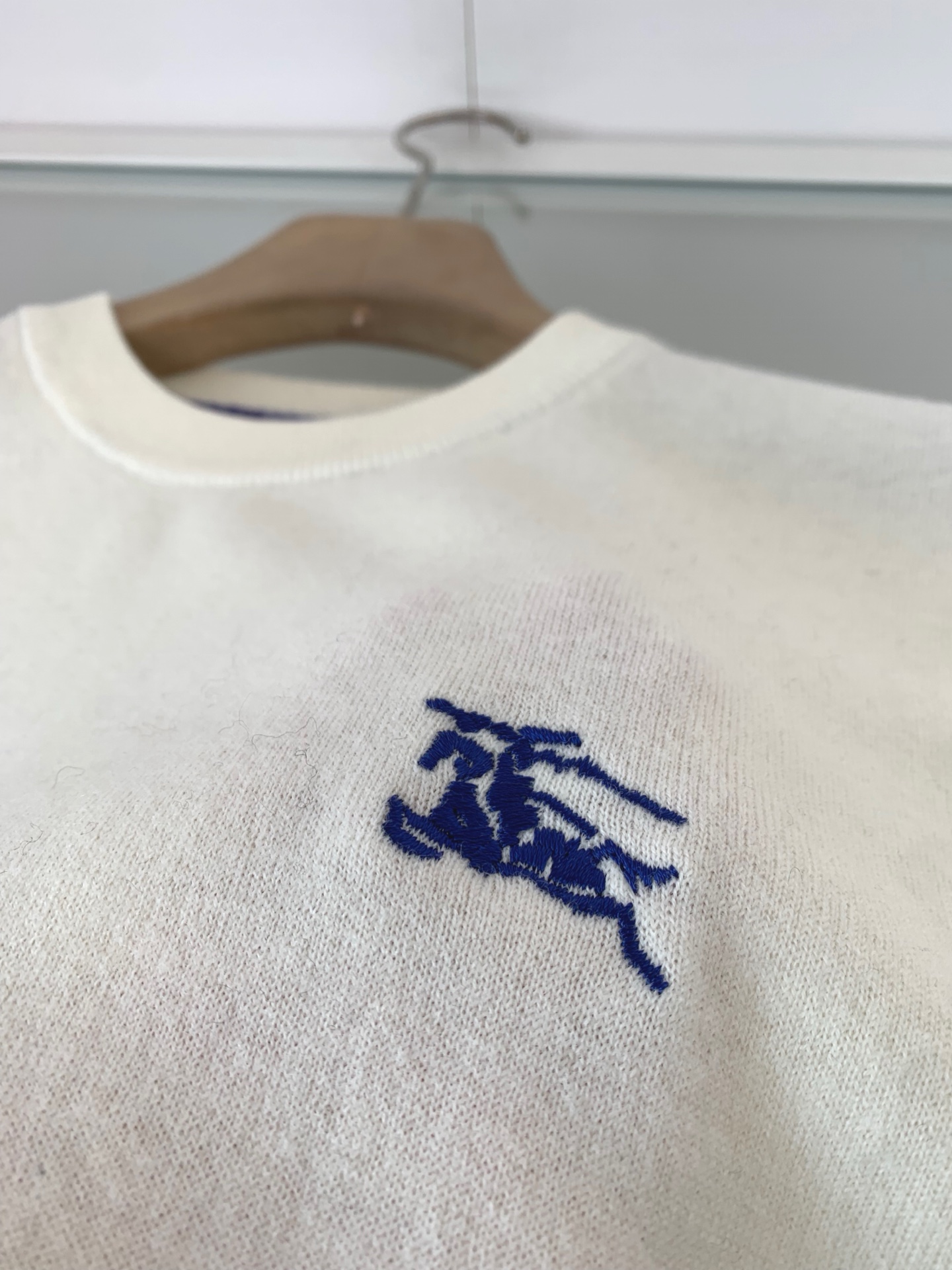 意大利代工厂出品！B家官网秋冬男士轻奢战马刺绣徽标羊绒针织衫/羊毛圆领针织毛衣。意大利客供 聚酯纤维混纺