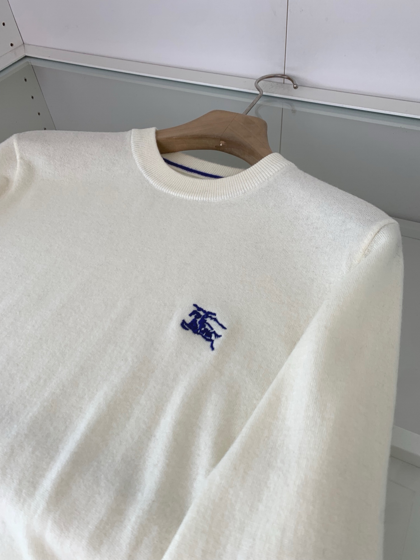 意大利代工厂出品！B家官网秋冬男士轻奢战马刺绣徽标羊绒针织衫/羊毛圆领针织毛衣。意大利客供 聚酯纤维混纺