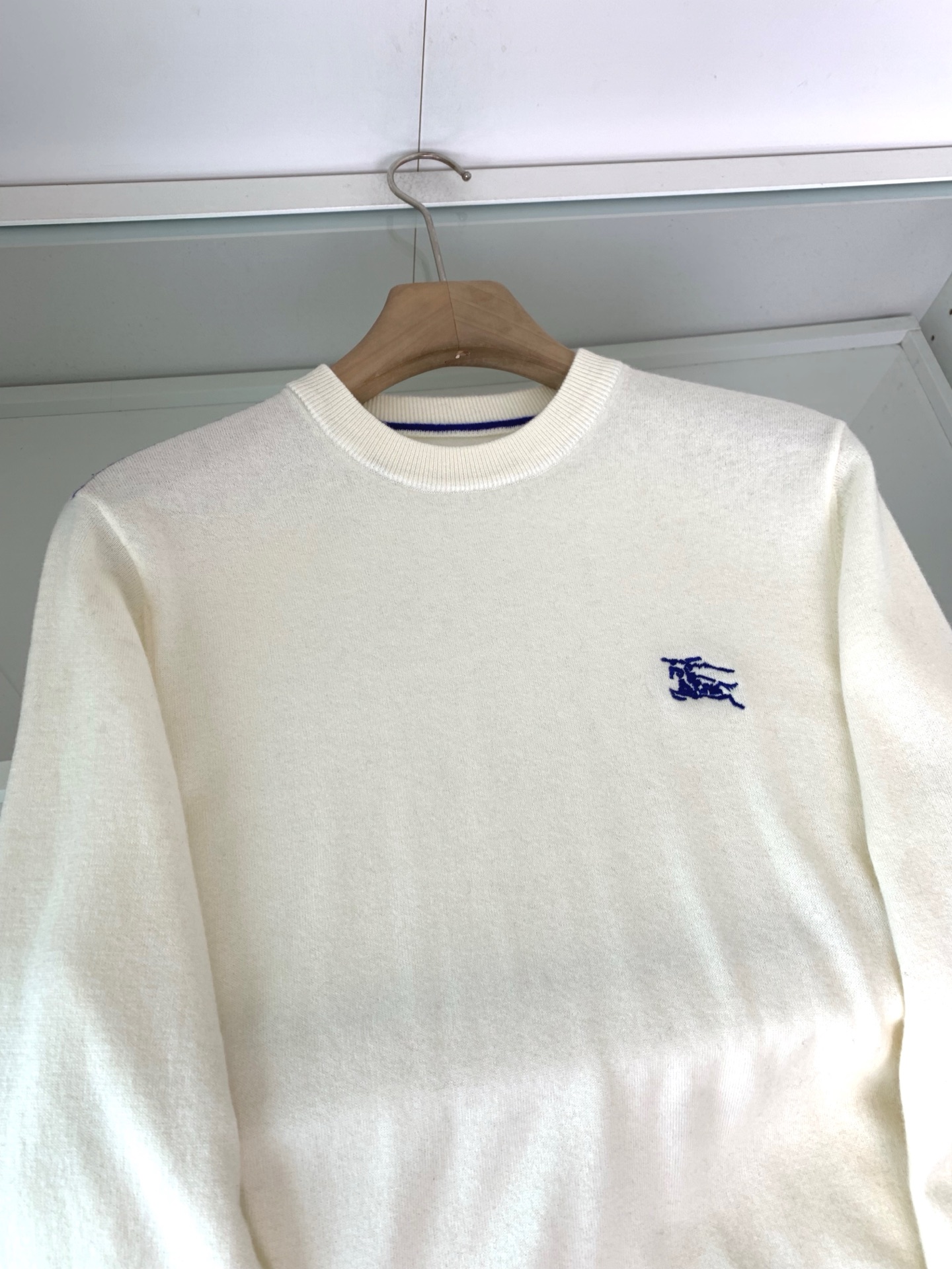 意大利代工厂出品！B家官网秋冬男士轻奢战马刺绣徽标羊绒针织衫/羊毛圆领针织毛衣。意大利客供 聚酯纤维混纺