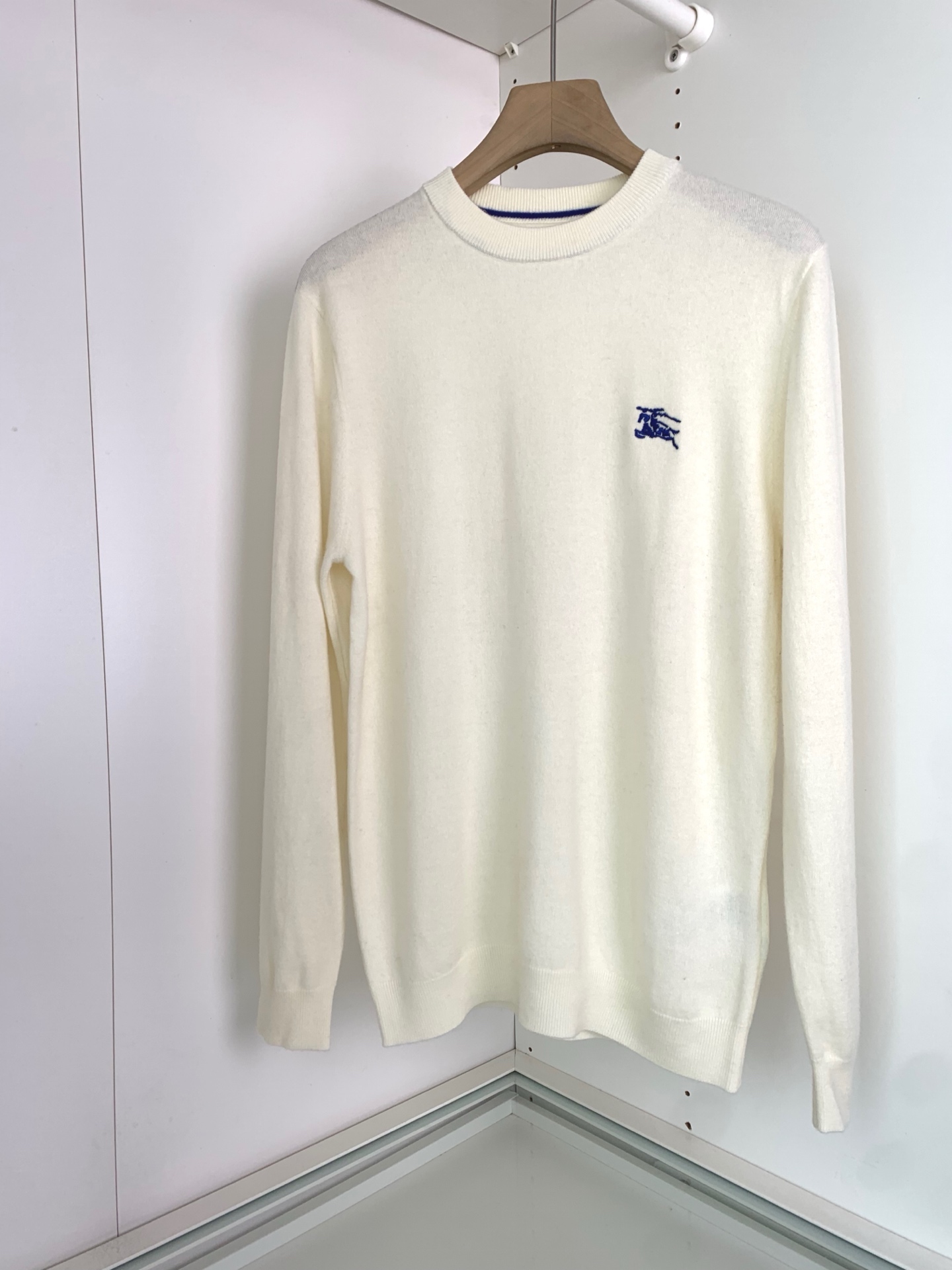 意大利代工厂出品！B家官网秋冬男士轻奢战马刺绣徽标羊绒针织衫/羊毛圆领针织毛衣。意大利客供 聚酯纤维混纺