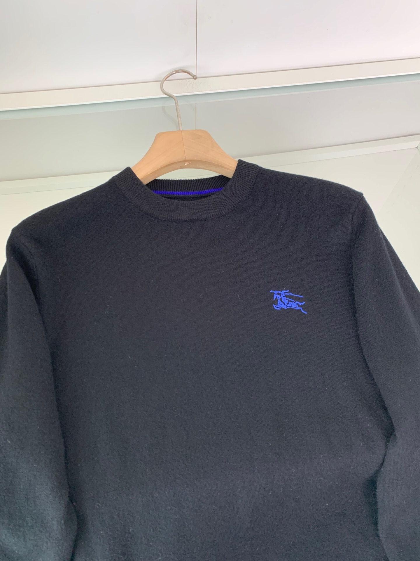 意大利代工厂出品！B家官网秋冬男士轻奢战马刺绣徽标羊绒针织衫/羊毛圆领针织毛衣。意大利客供 聚酯纤维混纺