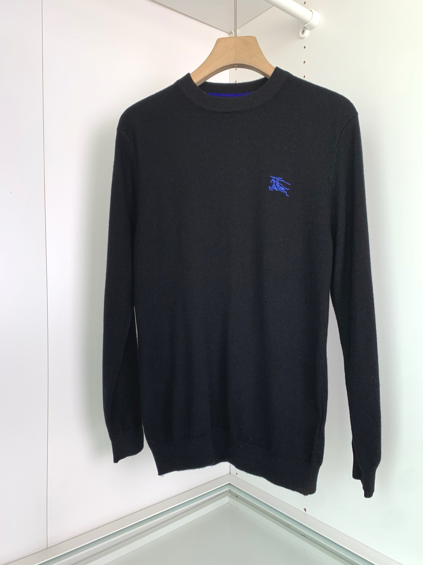 意大利代工厂出品！B家官网秋冬男士轻奢战马刺绣徽标羊绒针织衫/羊毛圆领针织毛衣。意大利客供 聚酯纤维混纺