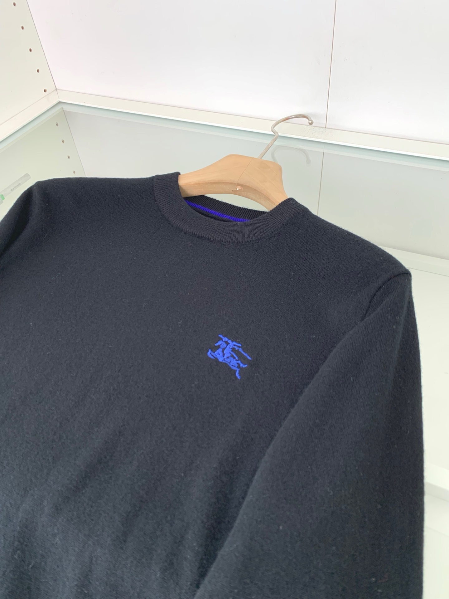 意大利代工厂出品！B家官网秋冬男士轻奢战马刺绣徽标羊绒针织衫/羊毛圆领针织毛衣。意大利客供 聚酯纤维混纺