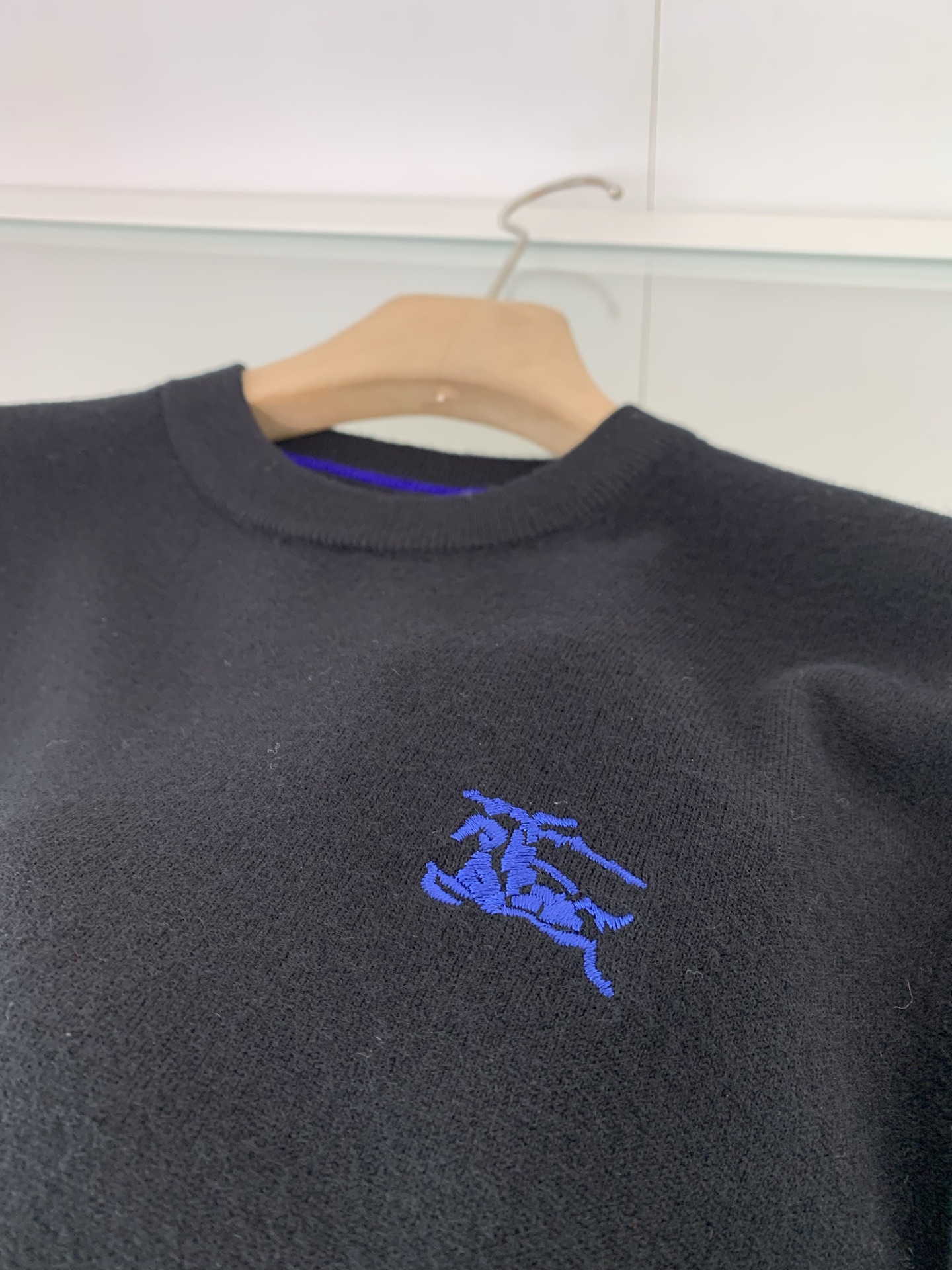 意大利代工厂出品！B家官网秋冬男士轻奢战马刺绣徽标羊绒针织衫/羊毛圆领针织毛衣。意大利客供 聚酯纤维混纺