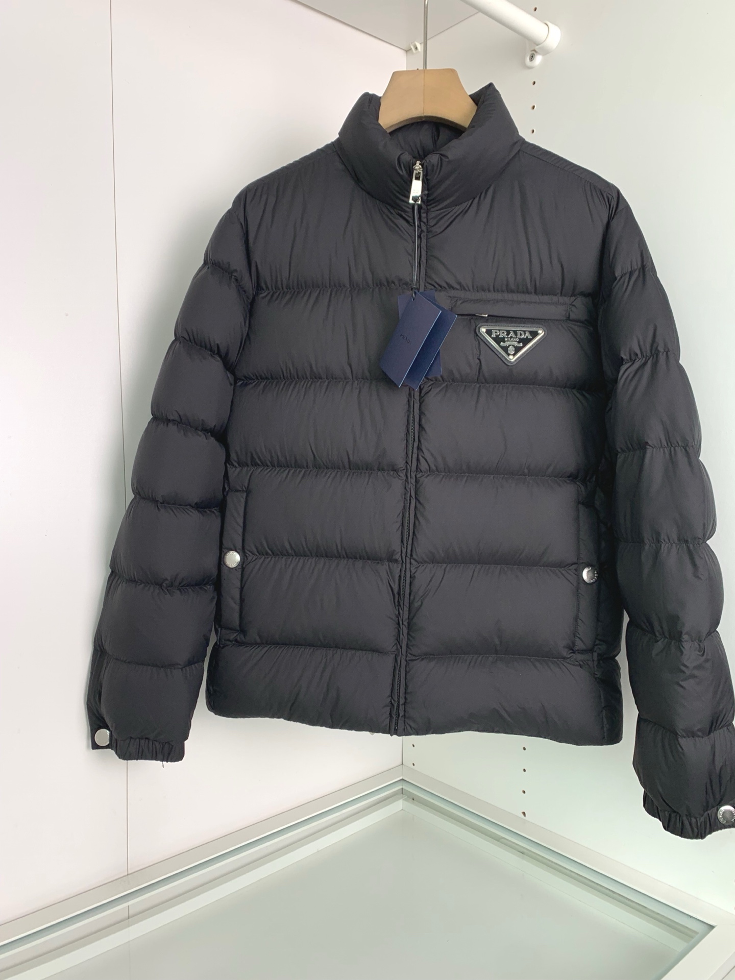 。Pra新款三角标立领保暖羽绒服外套、贸易公司渠道稀出，同步官网发售！P家全新上线的功能性羽绒，现代运动