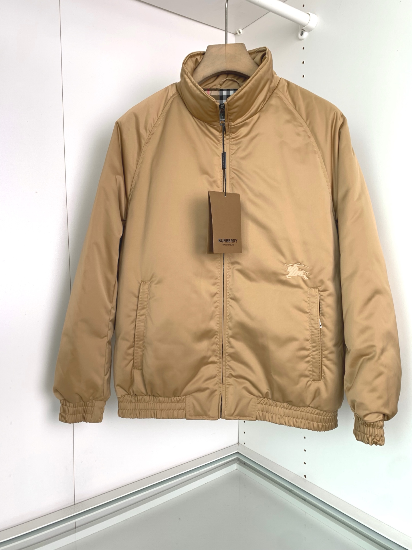 。BU25FW秋冬新款高密度科技纤维立领羽绒服，男士经典格纹里布波浪形绗缝羽绒服服夹克外套！贸易公司渠道