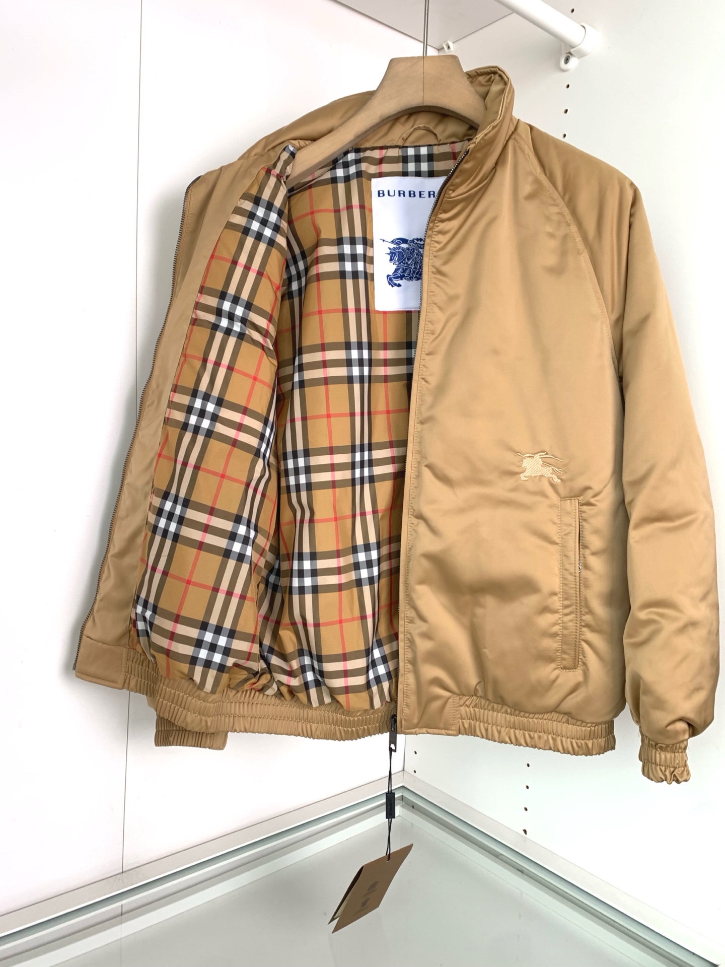 。BU25FW秋冬新款高密度科技纤维立领羽绒服，男士经典格纹里布波浪形绗缝羽绒服服夹克外套！贸易公司渠道