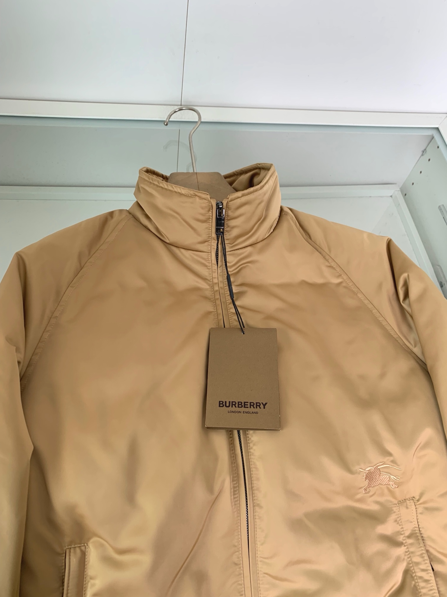 。BU25FW秋冬新款高密度科技纤维立领羽绒服，男士经典格纹里布波浪形绗缝羽绒服服夹克外套！贸易公司渠道