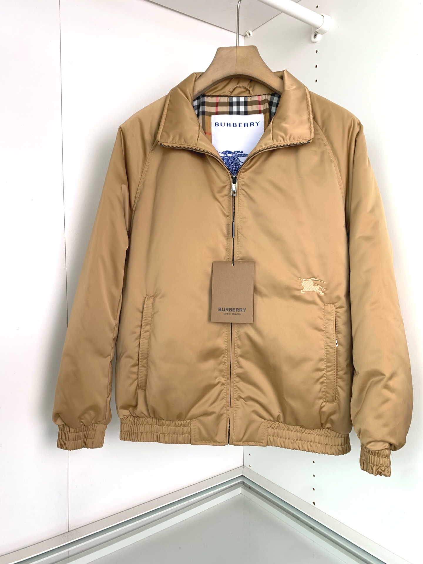 。BU25FW秋冬新款高密度科技纤维立领羽绒服，男士经典格纹里布波浪形绗缝羽绒服服夹克外套！贸易公司渠道