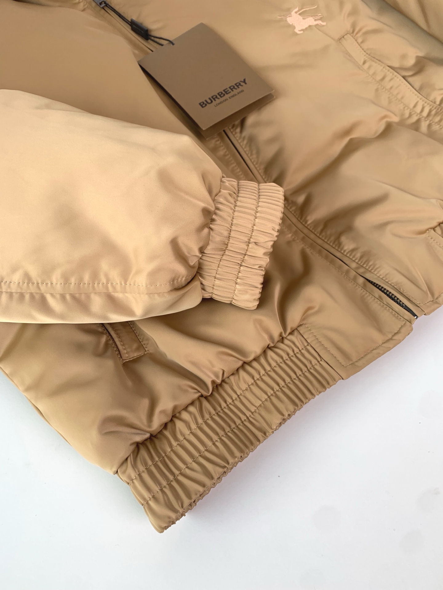 。BU25FW秋冬新款高密度科技纤维立领羽绒服，男士经典格纹里布波浪形绗缝羽绒服服夹克外套！贸易公司渠道