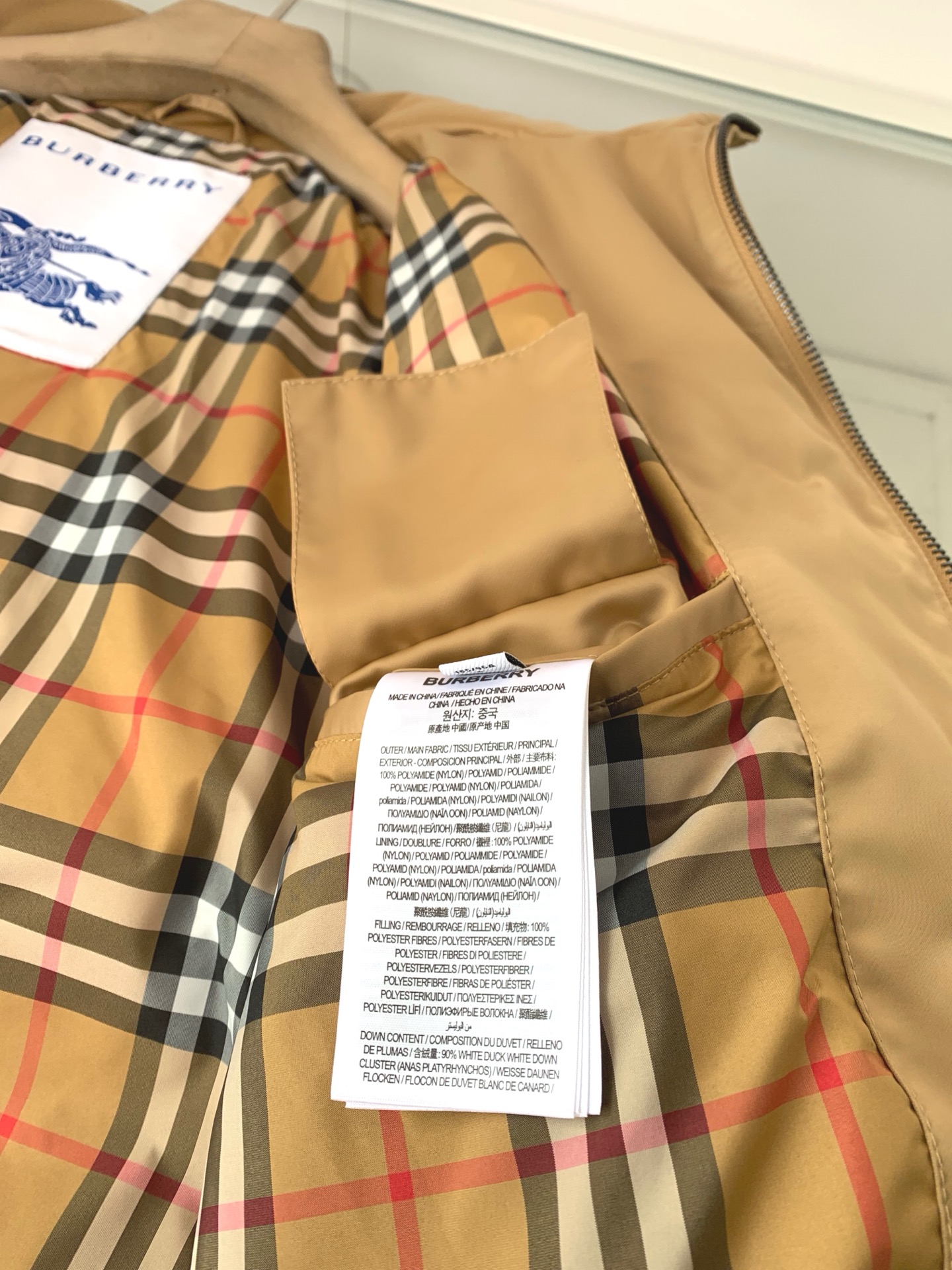 。BU25FW秋冬新款高密度科技纤维立领羽绒服，男士经典格纹里布波浪形绗缝羽绒服服夹克外套！贸易公司渠道