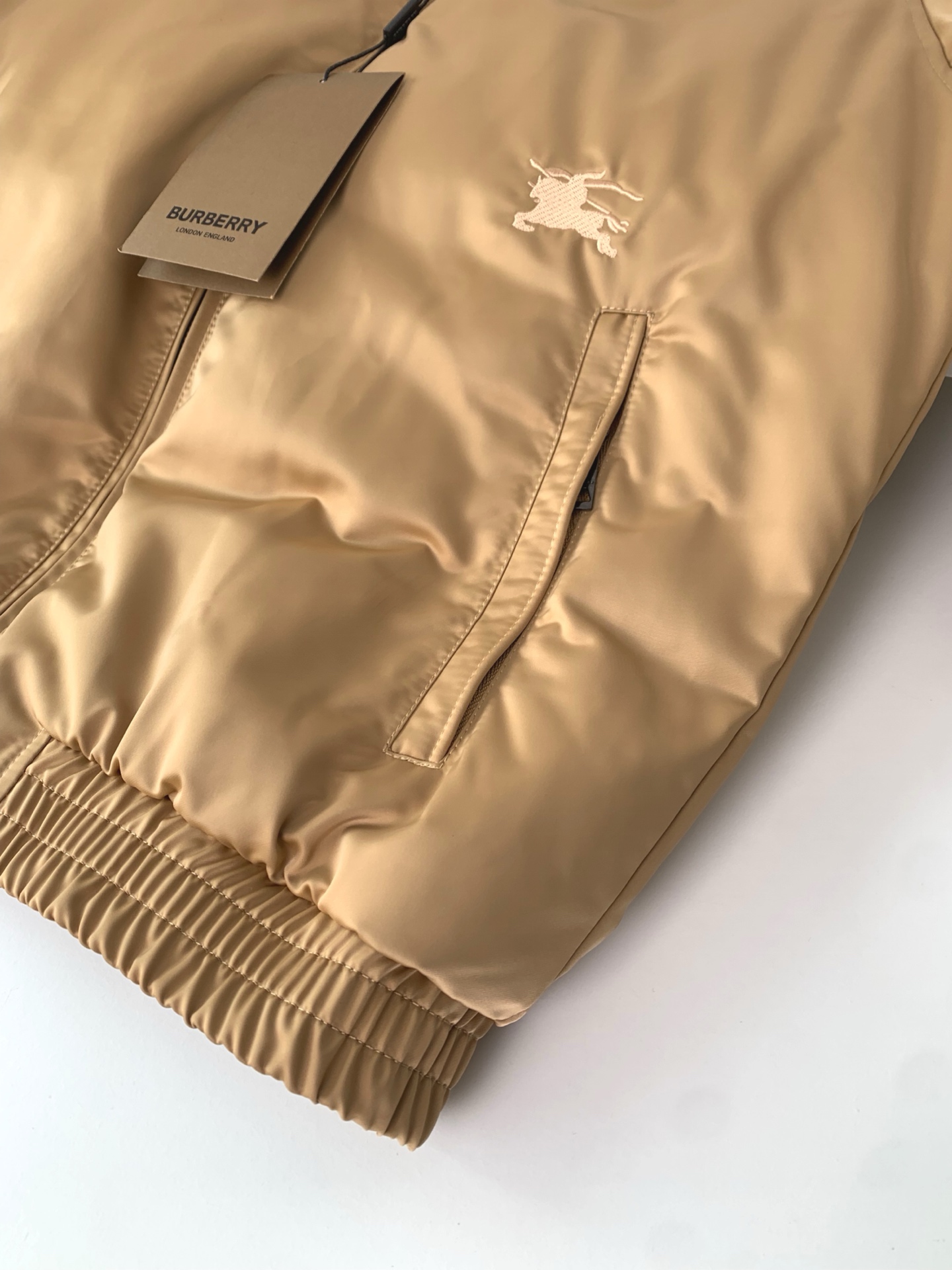 。BU25FW秋冬新款高密度科技纤维立领羽绒服，男士经典格纹里布波浪形绗缝羽绒服服夹克外套！贸易公司渠道