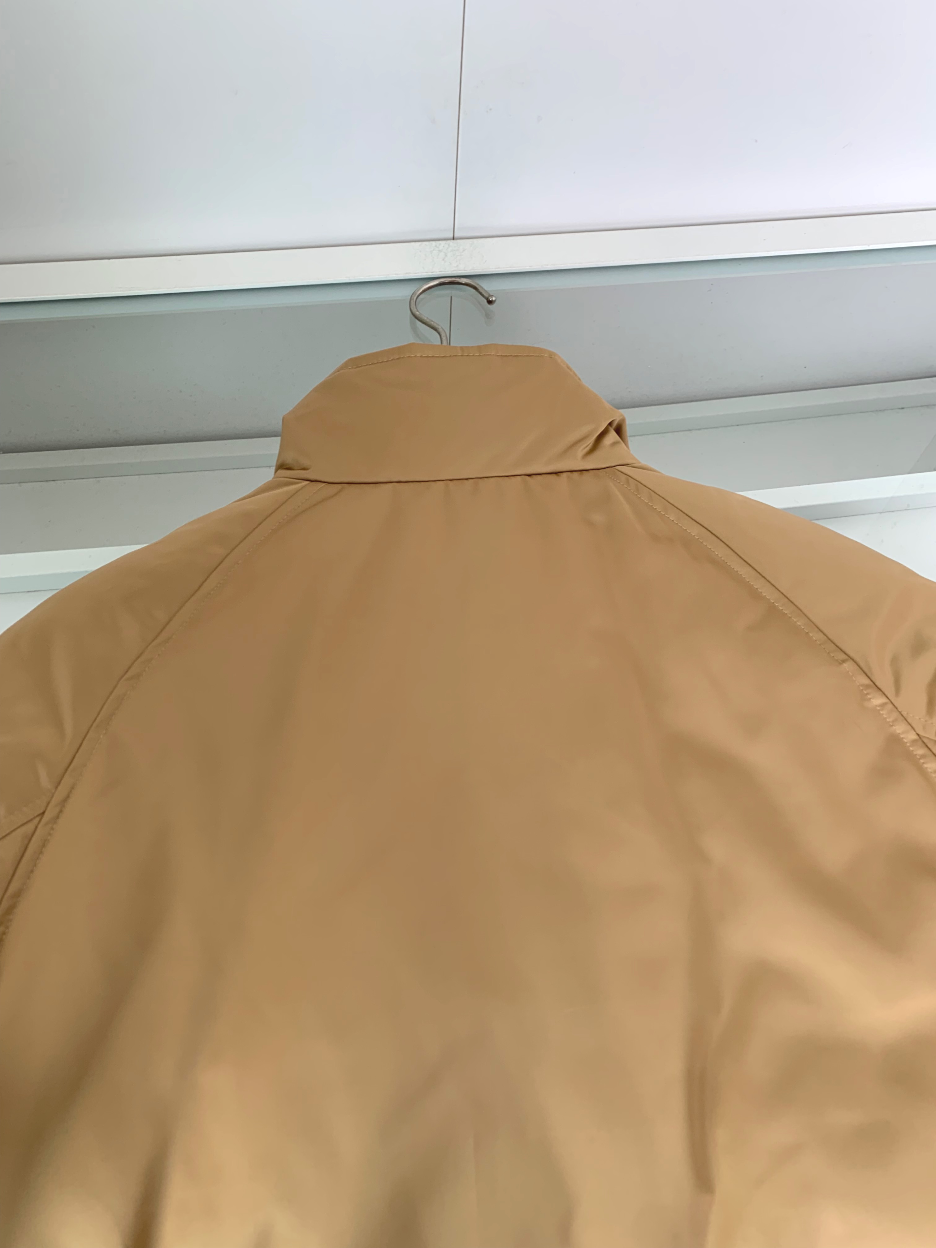 。BU25FW秋冬新款高密度科技纤维立领羽绒服，男士经典格纹里布波浪形绗缝羽绒服服夹克外套！贸易公司渠道