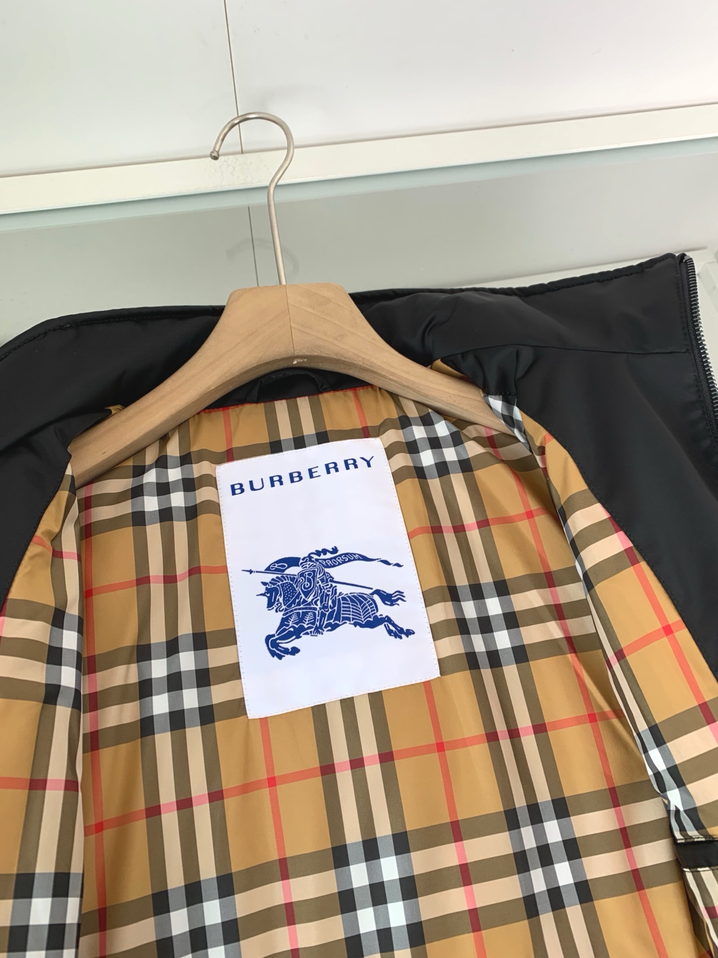 。BU25FW秋冬新款高密度科技纤维立领羽绒服，男士经典格纹里布波浪形绗缝羽绒服服夹克外套！贸易公司渠道