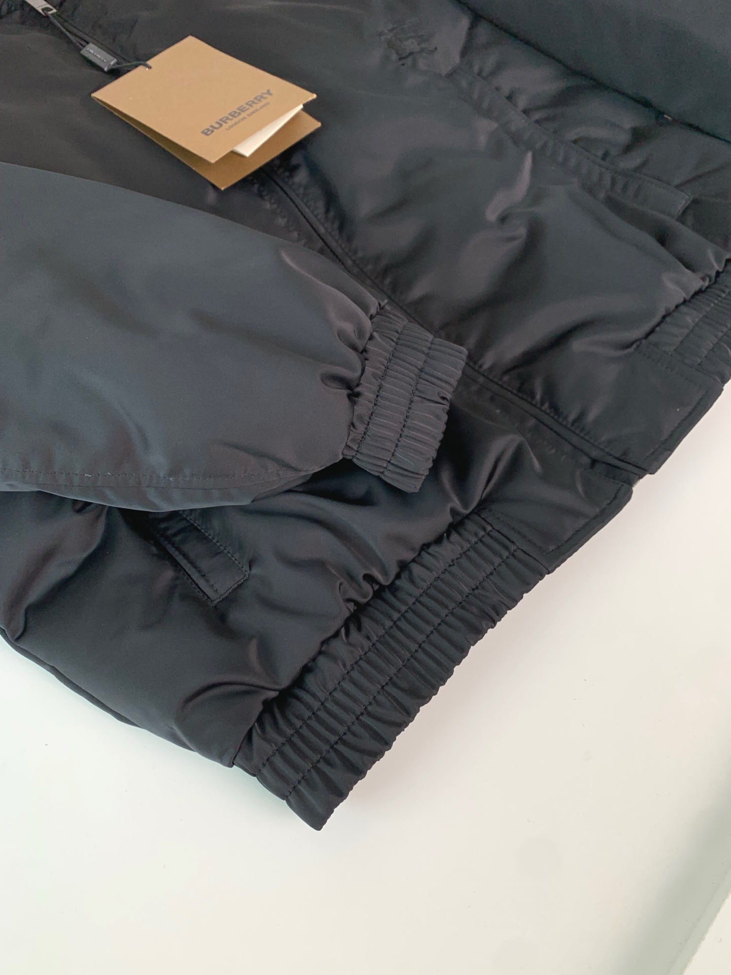 。BU25FW秋冬新款高密度科技纤维立领羽绒服，男士经典格纹里布波浪形绗缝羽绒服服夹克外套！贸易公司渠道