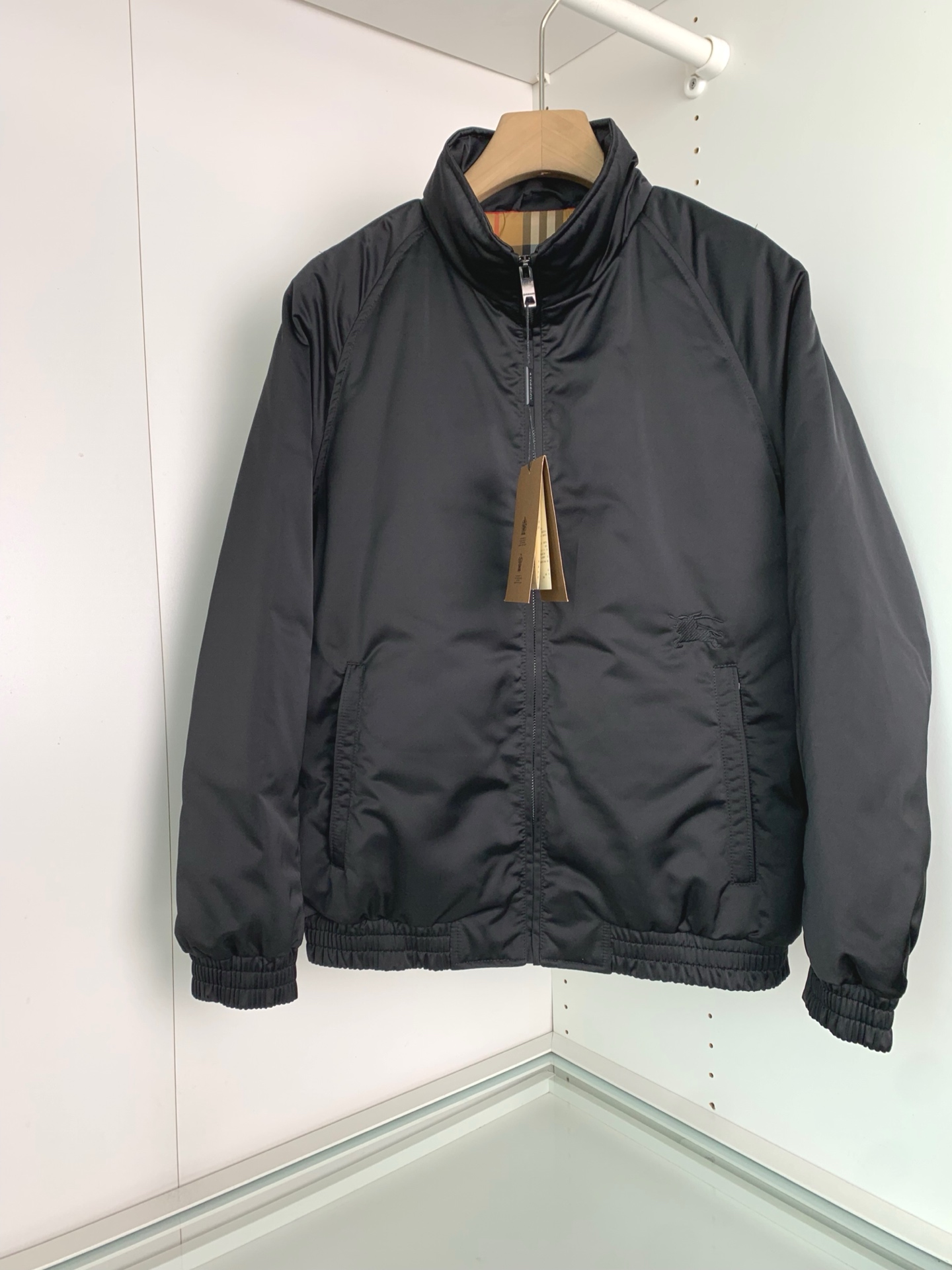 。BU25FW秋冬新款高密度科技纤维立领羽绒服，男士经典格纹里布波浪形绗缝羽绒服服夹克外套！贸易公司渠道