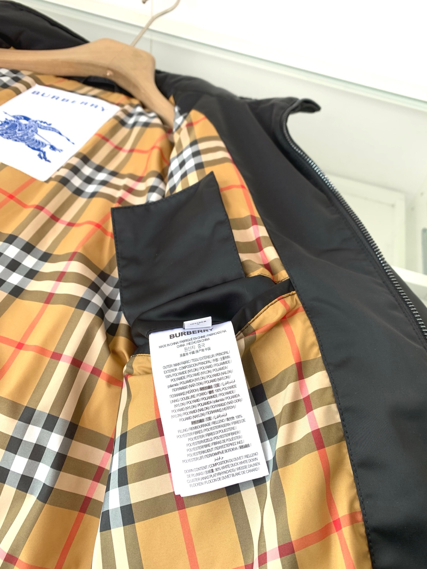 。BU25FW秋冬新款高密度科技纤维立领羽绒服，男士经典格纹里布波浪形绗缝羽绒服服夹克外套！贸易公司渠道