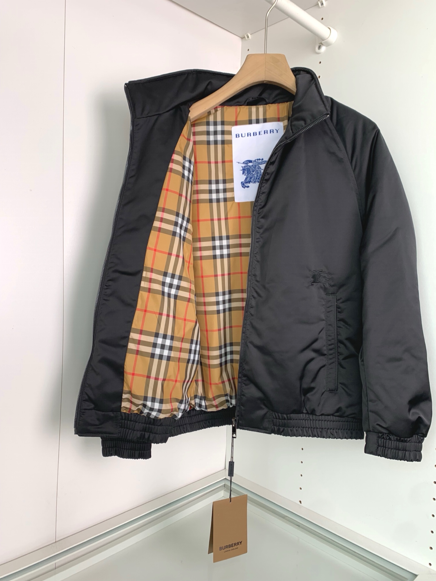 。BU25FW秋冬新款高密度科技纤维立领羽绒服，男士经典格纹里布波浪形绗缝羽绒服服夹克外套！贸易公司渠道