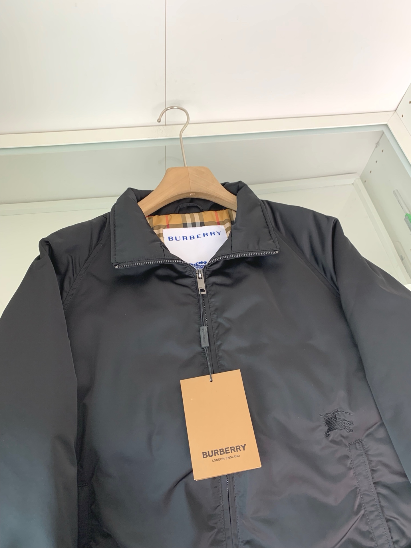 。BU25FW秋冬新款高密度科技纤维立领羽绒服，男士经典格纹里布波浪形绗缝羽绒服服夹克外套！贸易公司渠道