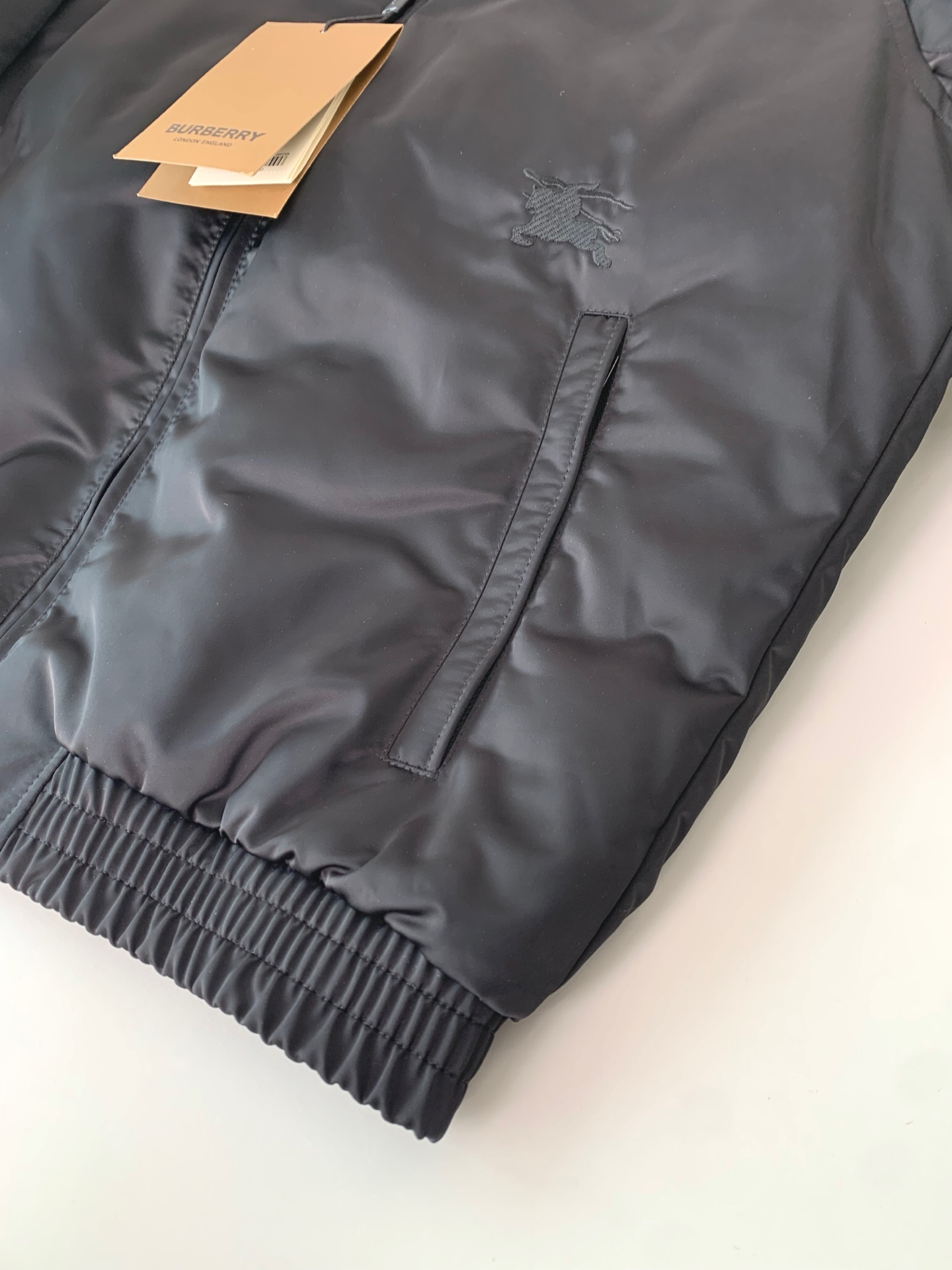 。BU25FW秋冬新款高密度科技纤维立领羽绒服，男士经典格纹里布波浪形绗缝羽绒服服夹克外套！贸易公司渠道