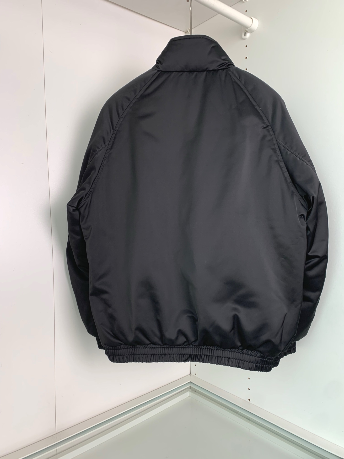 。BU25FW秋冬新款高密度科技纤维立领羽绒服，男士经典格纹里布波浪形绗缝羽绒服服夹克外套！贸易公司渠道