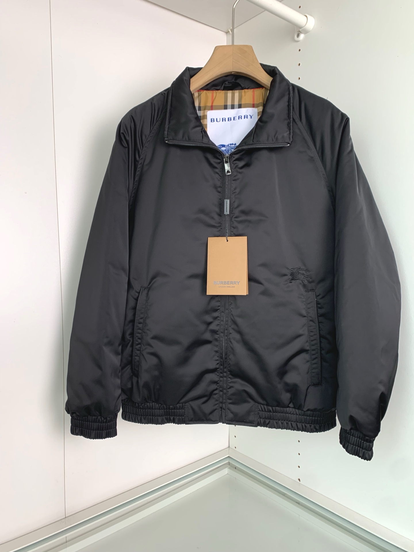 。BU25FW秋冬新款高密度科技纤维立领羽绒服，男士经典格纹里布波浪形绗缝羽绒服服夹克外套！贸易公司渠道