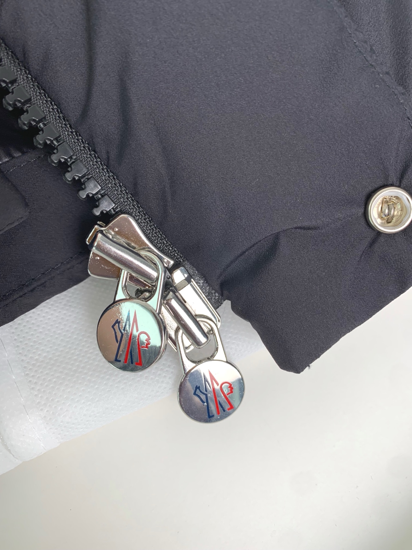 ，MON*Maya70周年限定款羽绒服继承经典款设计一如既往的爆款，年年经典！可脱卸帽羽绒服外套，贸易公