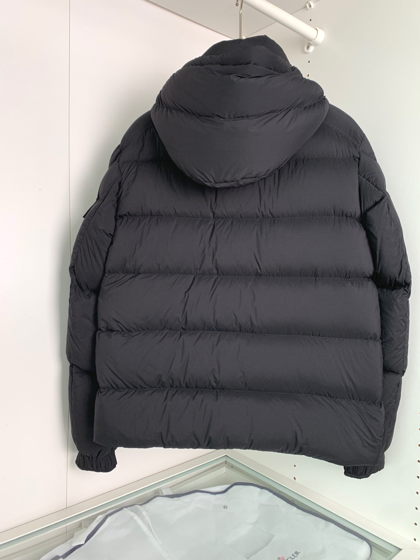 ，MON*Maya70周年限定款羽绒服继承经典款设计一如既往的爆款，年年经典！可脱卸帽羽绒服外套，贸易公