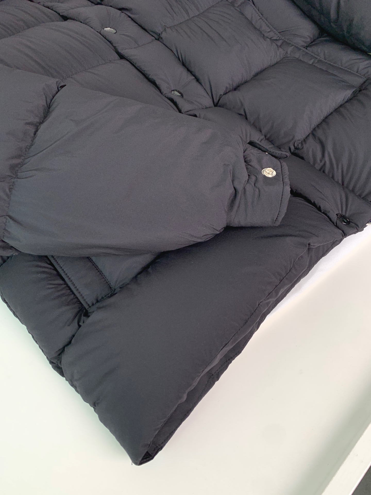 ，MON*Maya70周年限定款羽绒服继承经典款设计一如既往的爆款，年年经典！可脱卸帽羽绒服外套，贸易公