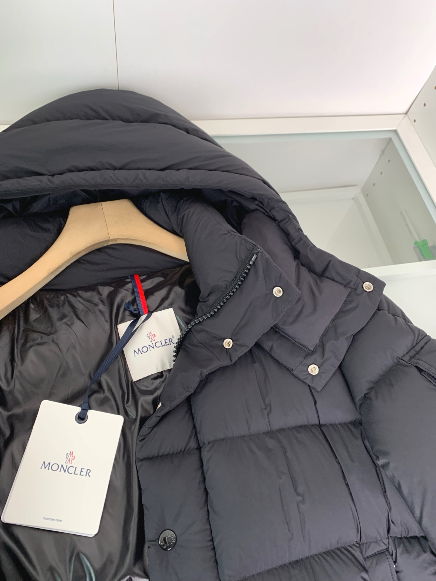 ，MON*Maya70周年限定款羽绒服继承经典款设计一如既往的爆款，年年经典！可脱卸帽羽绒服外套，贸易公