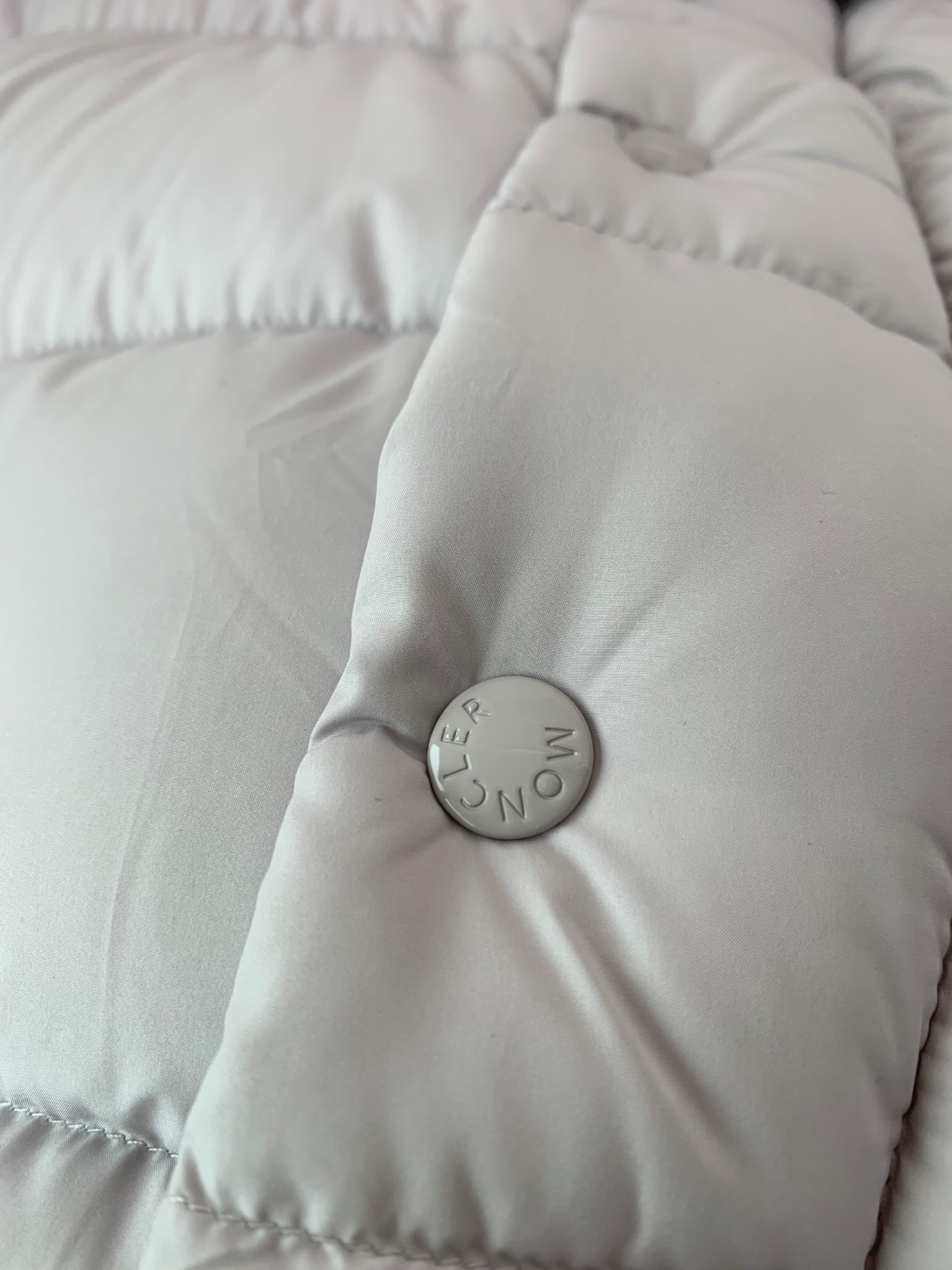 ，MON*Maya70周年限定款羽绒服继承经典款设计一如既往的爆款，年年经典！可脱卸帽羽绒服外套，贸易公