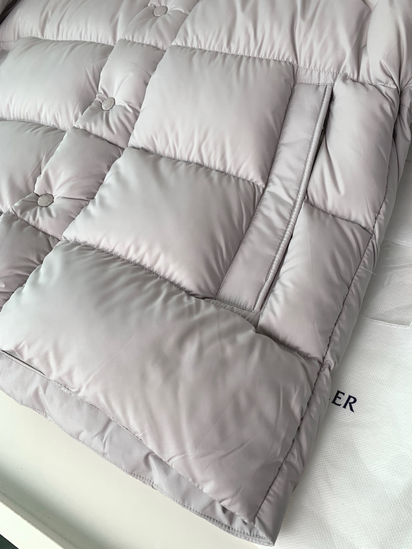 ，MON*Maya70周年限定款羽绒服继承经典款设计一如既往的爆款，年年经典！可脱卸帽羽绒服外套，贸易公