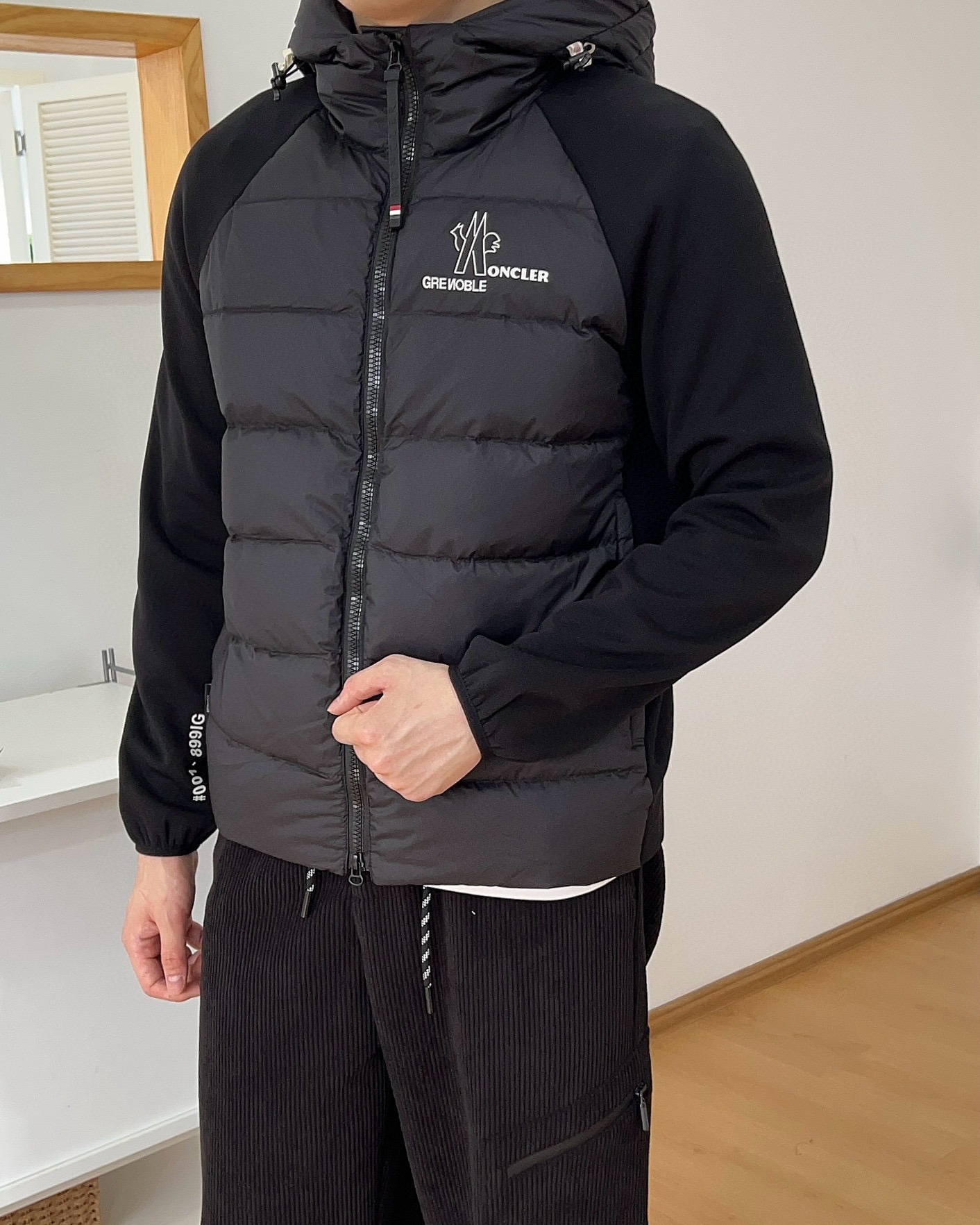 ，MON2025秋冬新款 经典款內摇粒绒连帽羽绒服外套 胸口处品牌logo徽标点缀设计 时尚拼接设计 休