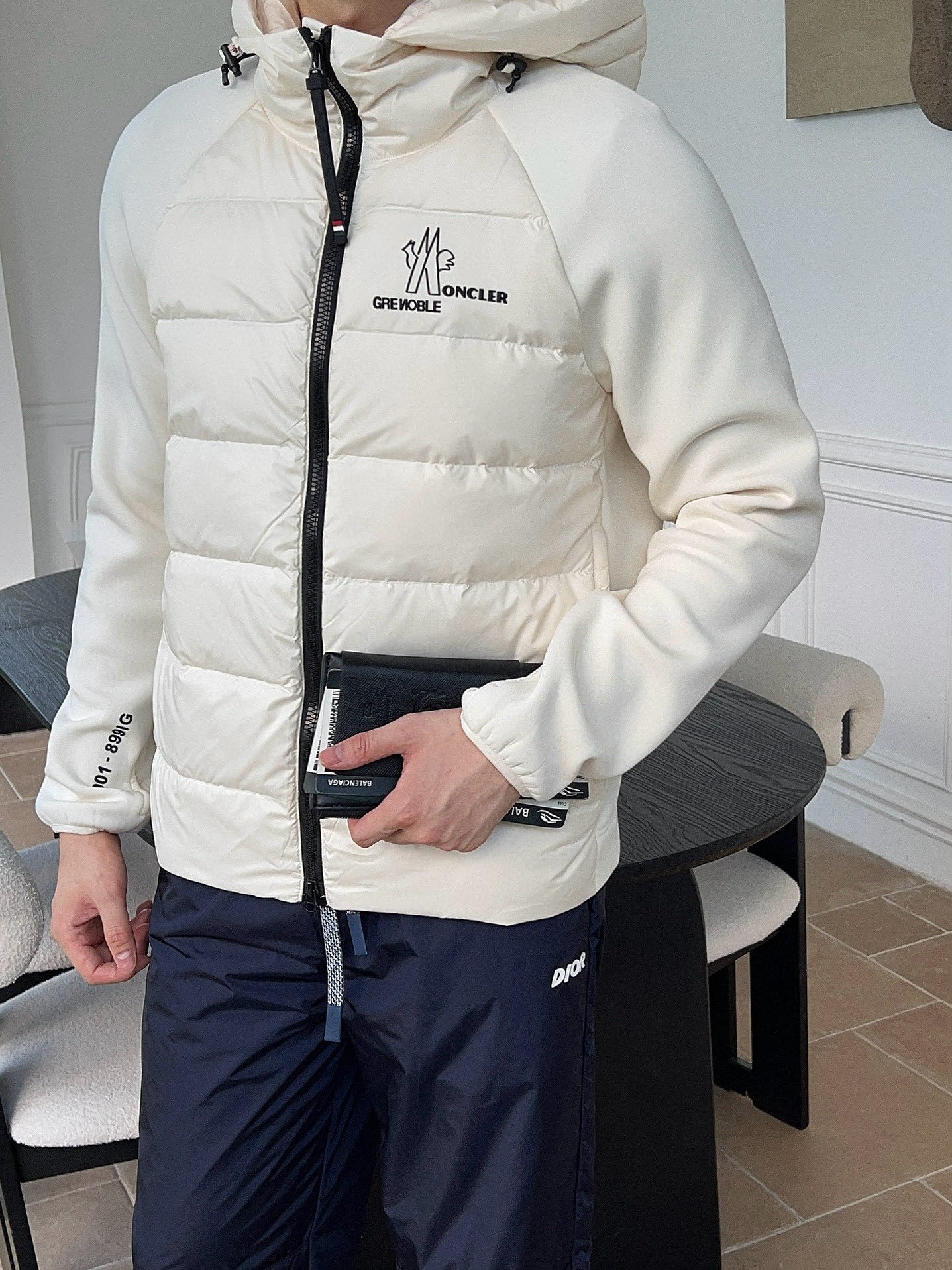 ，MON2025秋冬新款 经典款內摇粒绒连帽羽绒服外套 胸口处品牌logo徽标点缀设计 时尚拼接设计 休