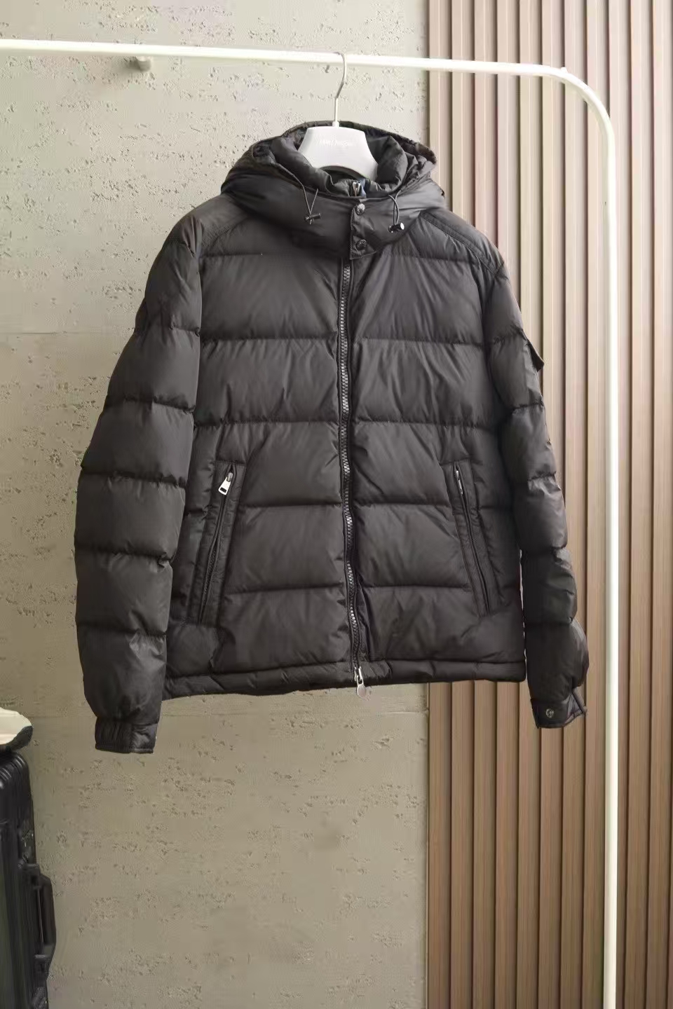 NO:645123,,MON is a classic every year!  Down jacket with removable hood, available from trading company channels, classic matte Maya series, gold lettering signature item!  Super popular model!  Performed by countless Internet celebrities!  !  This down jacket belongs to the MON family's trump card, and is a representative existence. It has always been in the best-selling position, and it is undoubtedly a super hit!  In terms of styling design, it carries the typical genes and lineage of the MON family, with simple outline lines and no complicated craftsmanship elements. It is presented in a minimalist style and is only highlighted in local details. The iconic badge icon is indispensable, and it is a soul-like design!  The outer layer is made of Japan's Toray company's professional outdoor technical fabric, and the stitching is provided by Japan's top-grade FUJIX KING King thread. It is an excellent anti-drilling yarn and has strong waterproof and snowproof properties. The fabric configuration is extremely high, and the interior is filled with 90 white duck down. It has extremely high bulkiness and velvet content. It has excellent resilience, exceeds the European standard environmental protection level, has no odor, and has excellent temperature locking effect and warmth retention!  The details of the craftsmanship are exquisite and the accessories are all supplied by customers. It is a down jacket with strong wearability. It has a full upper body and a wide age range. It can be trendy or restrained and stable. It has high plasticity. It is highly recommended as a must-have tool to keep out the cold!  Maya series that never ends, try on 172-148 and wear 2 sizes, suitable (with counter dust bag) 88926, black khaki 1-5, 1 size, shoulder width 46, bust 108, dress length 67, sleeve length 62; 2 size, shoulder width 47, bust 112, dress length 68, sleeve length 63; 3 size, shoulder width 48, bust 116, dress length 69, sleeve length 64;  Size 4, shoulder width 49, bust 120, length 71, sleeve length 65; size 5, shoulder width 50, bust 124, length 72, sleeve length 65;,,alexander wang,jackets & coats,down jacket,hats,alexander wang19860909,MON年年经典！可脱卸帽子羽绒服外套,贸易公司渠道货,经典哑光玛雅系列,金字 招牌单品！超人气爆款！无数网红大咖演绎！！该款羽绒服属于MON家族的 王牌担当,属于代表性的存在,一直处于销冠位置,毋庸置疑的超级爆款！在造型设计方面承 载着MON家族典型的基因与血统,简约的轮廓线条,无繁复的工艺元素傍身,以极简的画风呈 现,而仅在局部细节来彰显,标志性的徽章图标缺一不可,属于灵魂式的设计！通体外层日本 Toray公司户外专业科技面料,缝线由日本顶级富士克(FUJIX KING)大王线提供,极好的防钻 绒线,另外具有强大的防水防风雪特性,面料配置极高,内里填充90白鸭绒 蓬松度和含绒量极高 ,回弹性优越,超欧标环保级别,无异味,锁温效果与保暖性极佳！工艺细节精致考究,辅料 全系客供,实穿性极强的一款羽绒服,上身型格十足,年龄跨度大,可潮搭亦可内敛稳重,塑 造性非常高,强荐必入的御寒穿搭利器！不落幕的玛雅系列 试穿172-148穿2码 合适（配专柜防尘袋） 88926,黑色 卡其1-5, 1码肩宽46胸围108衣长67袖长62； 2码肩宽47胸围112衣长68袖长63； 3码肩宽48胸围116衣长69袖长64； 4码肩宽49胸围120衣长71袖长65； 5码肩宽50胸围124衣长72袖长65；,,alexander wang,jackets & coats,down jacket,hats,alexander wang,Men's clothing