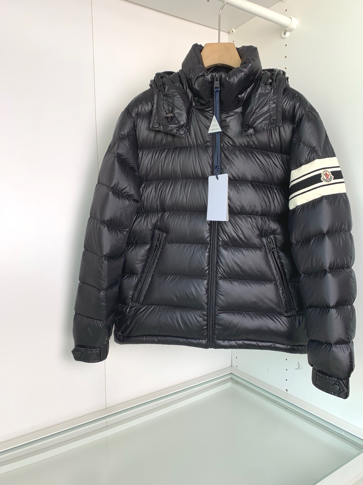 MON2025秋冬新款可脱卸连帽羽绒服外套，贸易公司订单 因为专注，所以用心！整体简洁清爽，蓬感厚实，版