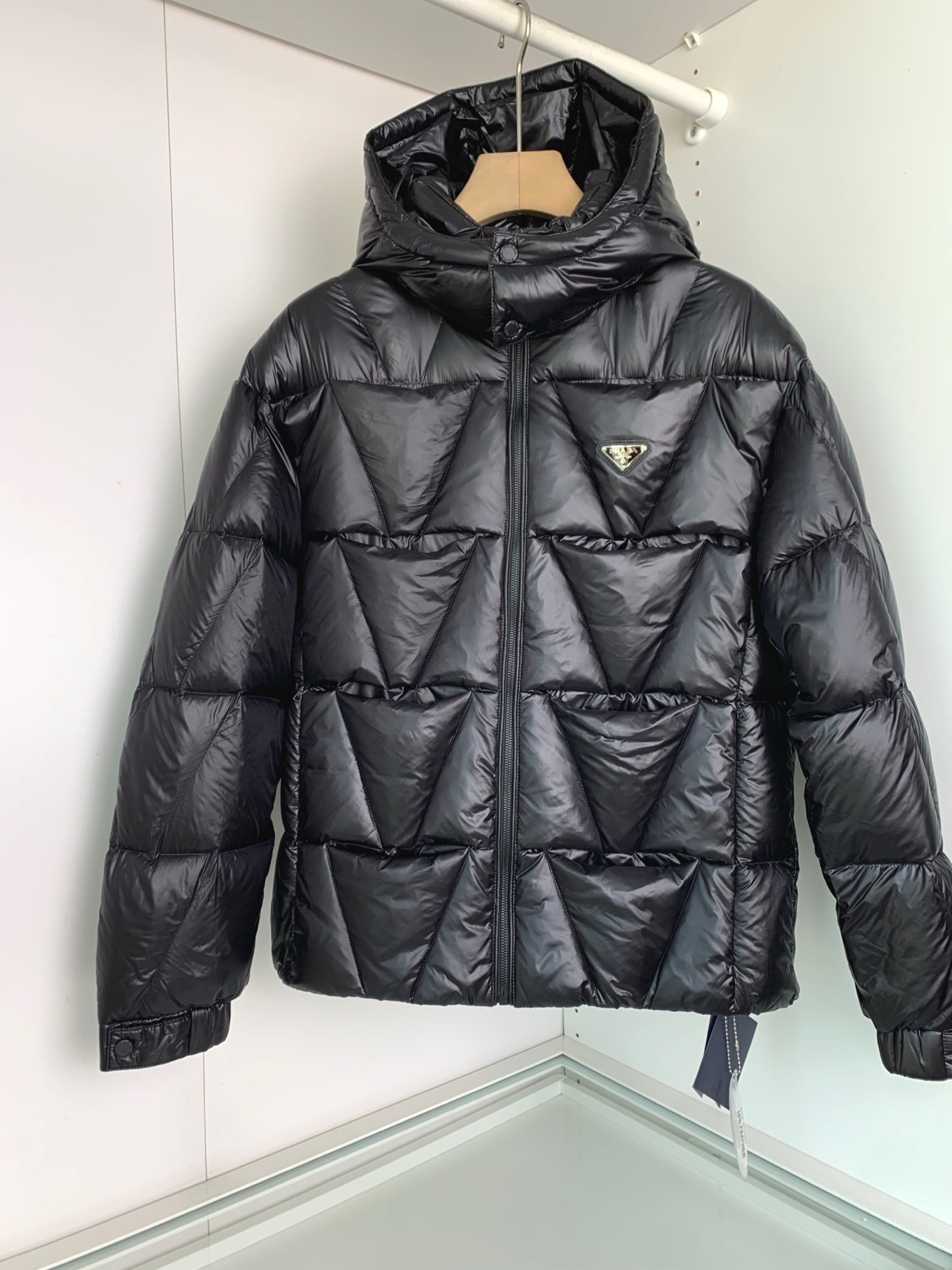 🆕P家25年冬季新款立领连帽羽绒服可脱卸连帽菱形阶梯羽绒服～客供定制拉链 胸口三角徽章点缀 前后用阶梯式