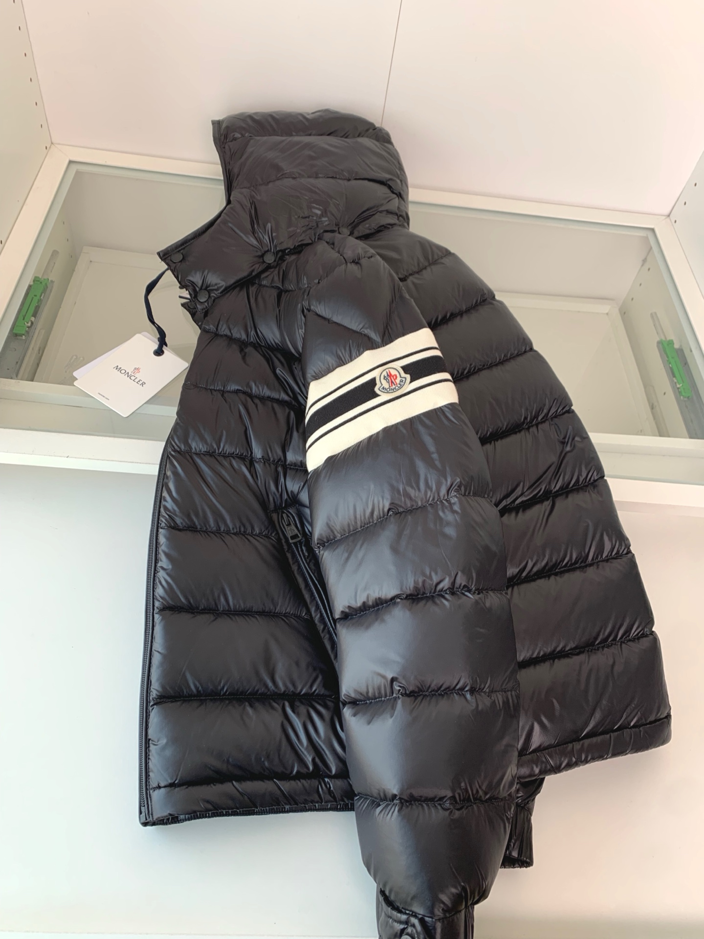MON2025秋冬新款可脱卸连帽羽绒服外套，贸易公司订单 因为专注，所以用心！整体简洁清爽，蓬感厚实，版