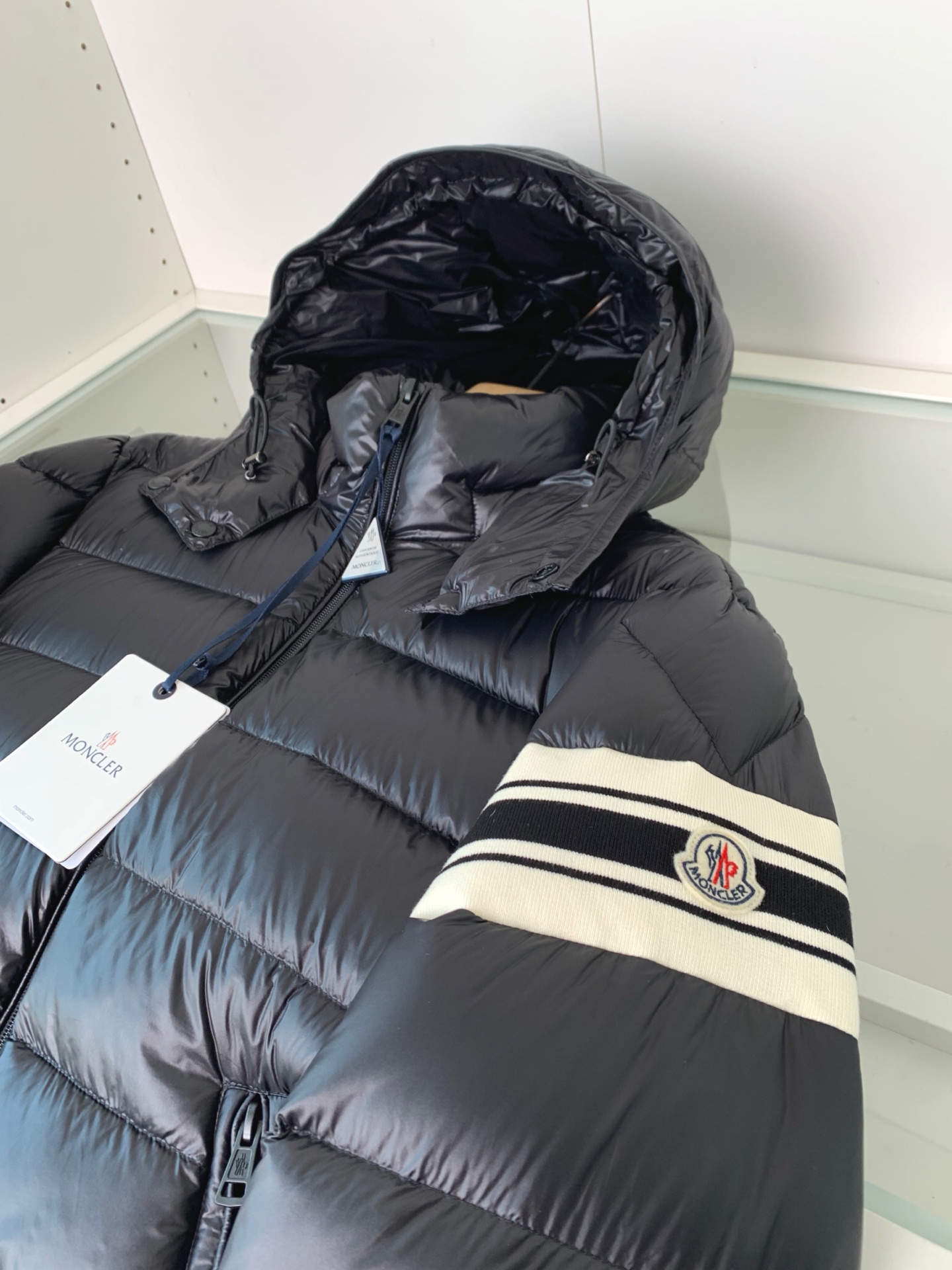 MON2025秋冬新款可脱卸连帽羽绒服外套，贸易公司订单 因为专注，所以用心！整体简洁清爽，蓬感厚实，版