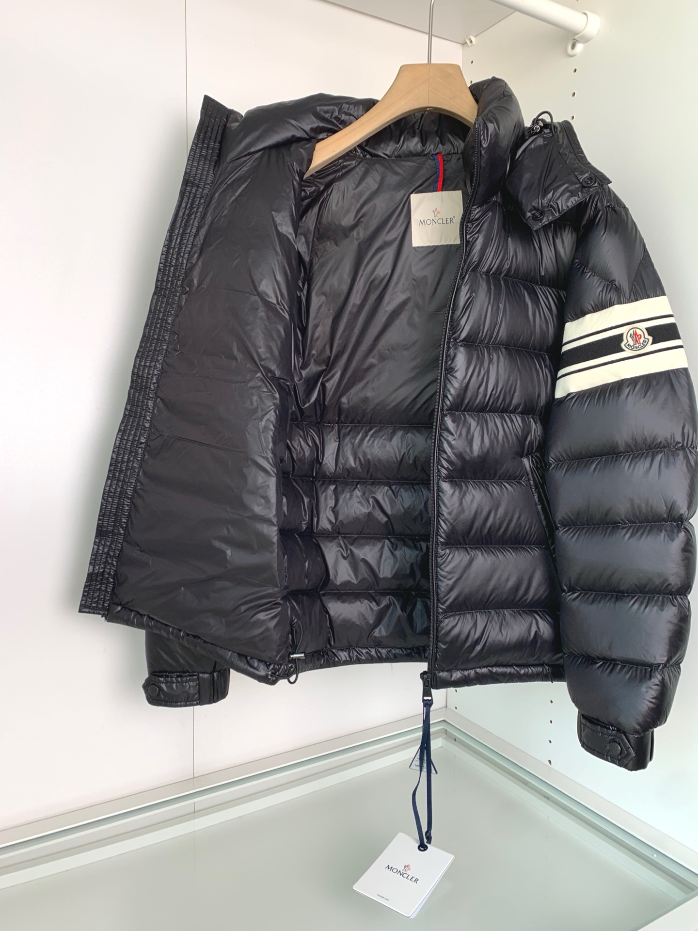 MON2025秋冬新款可脱卸连帽羽绒服外套，贸易公司订单 因为专注，所以用心！整体简洁清爽，蓬感厚实，版