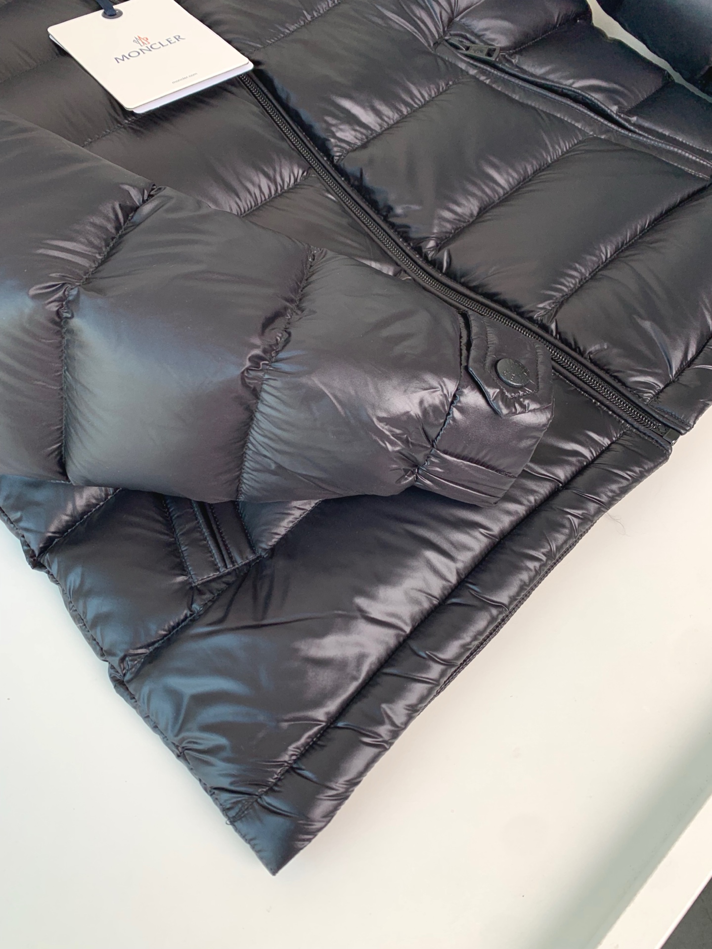 MON2025秋冬新款可脱卸连帽羽绒服外套，贸易公司订单 因为专注，所以用心！整体简洁清爽，蓬感厚实，版