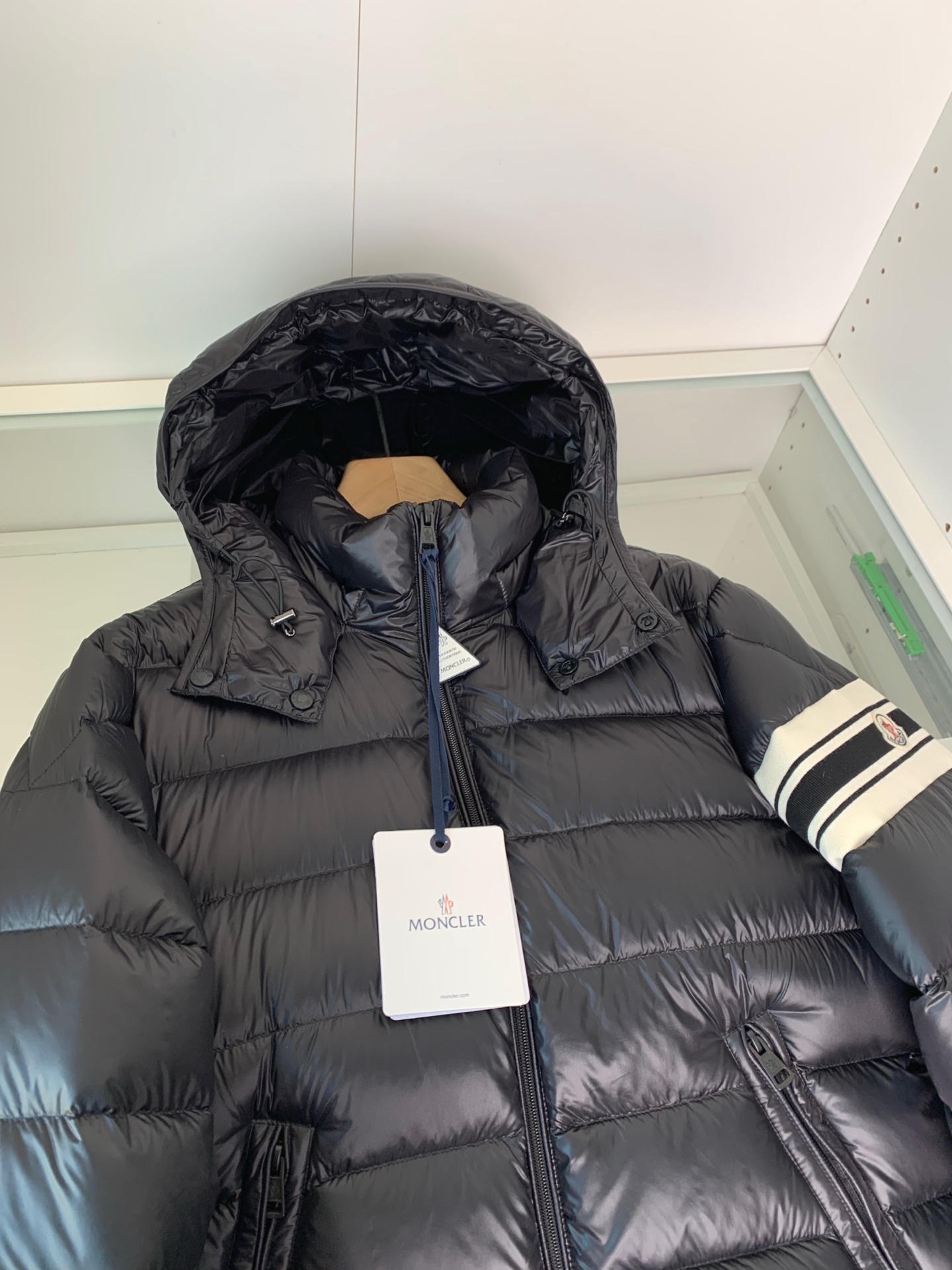 MON2025秋冬新款可脱卸连帽羽绒服外套，贸易公司订单 因为专注，所以用心！整体简洁清爽，蓬感厚实，版