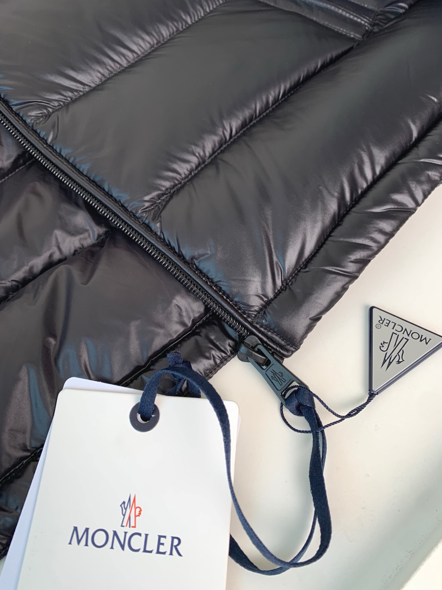 MON2025秋冬新款可脱卸连帽羽绒服外套，贸易公司订单 因为专注，所以用心！整体简洁清爽，蓬感厚实，版