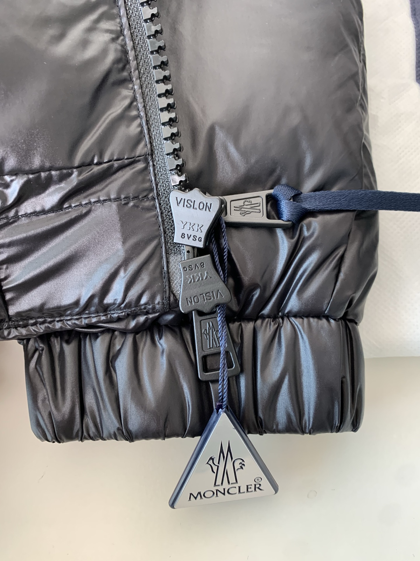 MON最新立领羽绒服 简约好看，时尚实用的基本款……韩国订单，90鹅绒填充 蓬松保暖，经典logo徽章刺