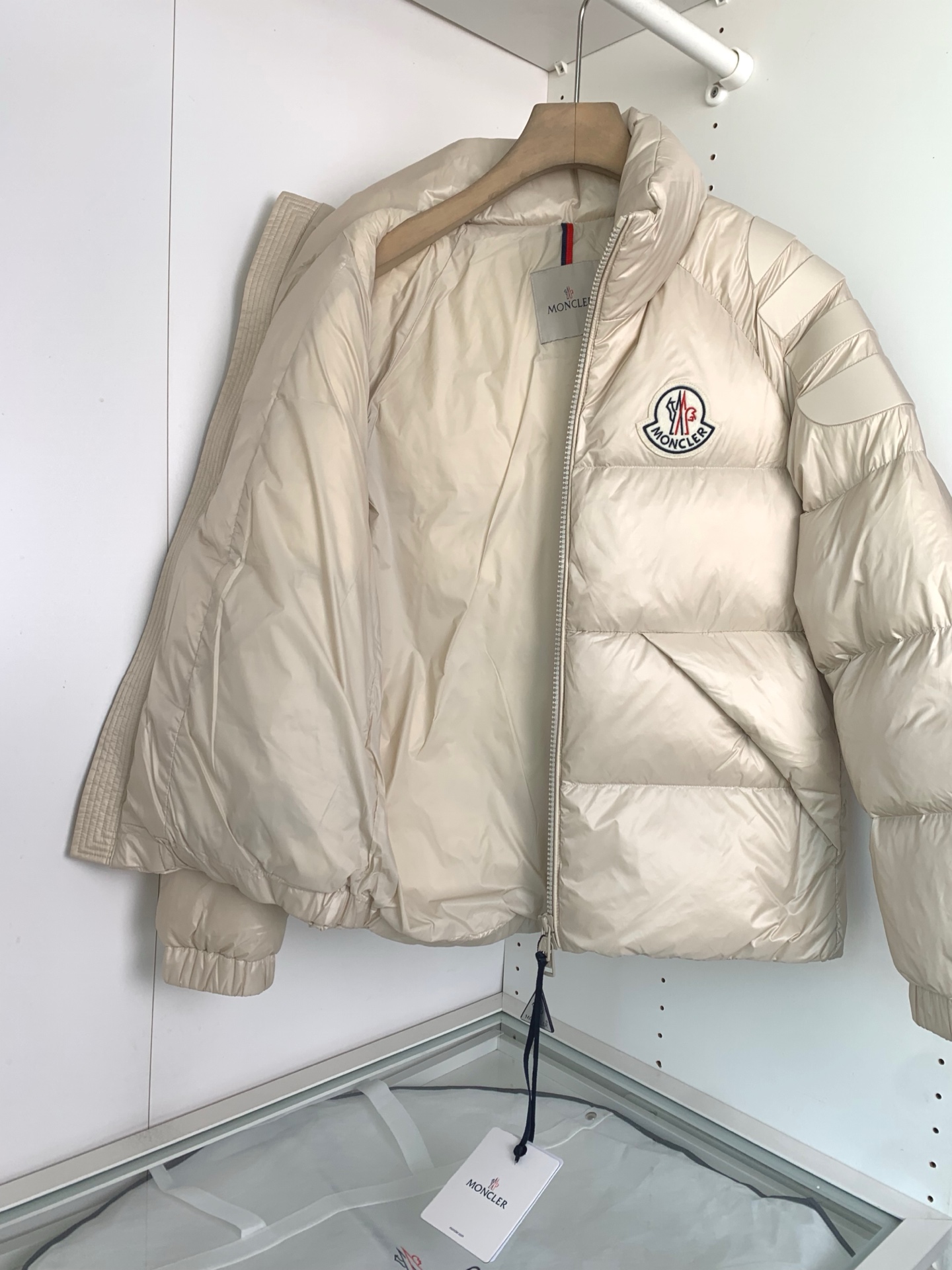 MON最新立领羽绒服 简约好看，时尚实用的基本款……韩国订单，90鹅绒填充蓬松保暖，经典logo徽章刺绣