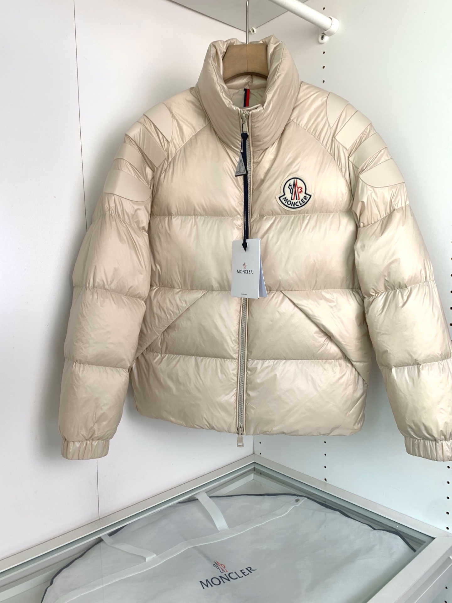 MON最新立领羽绒服 简约好看，时尚实用的基本款……韩国订单，90鹅绒填充蓬松保暖，经典logo徽章刺绣