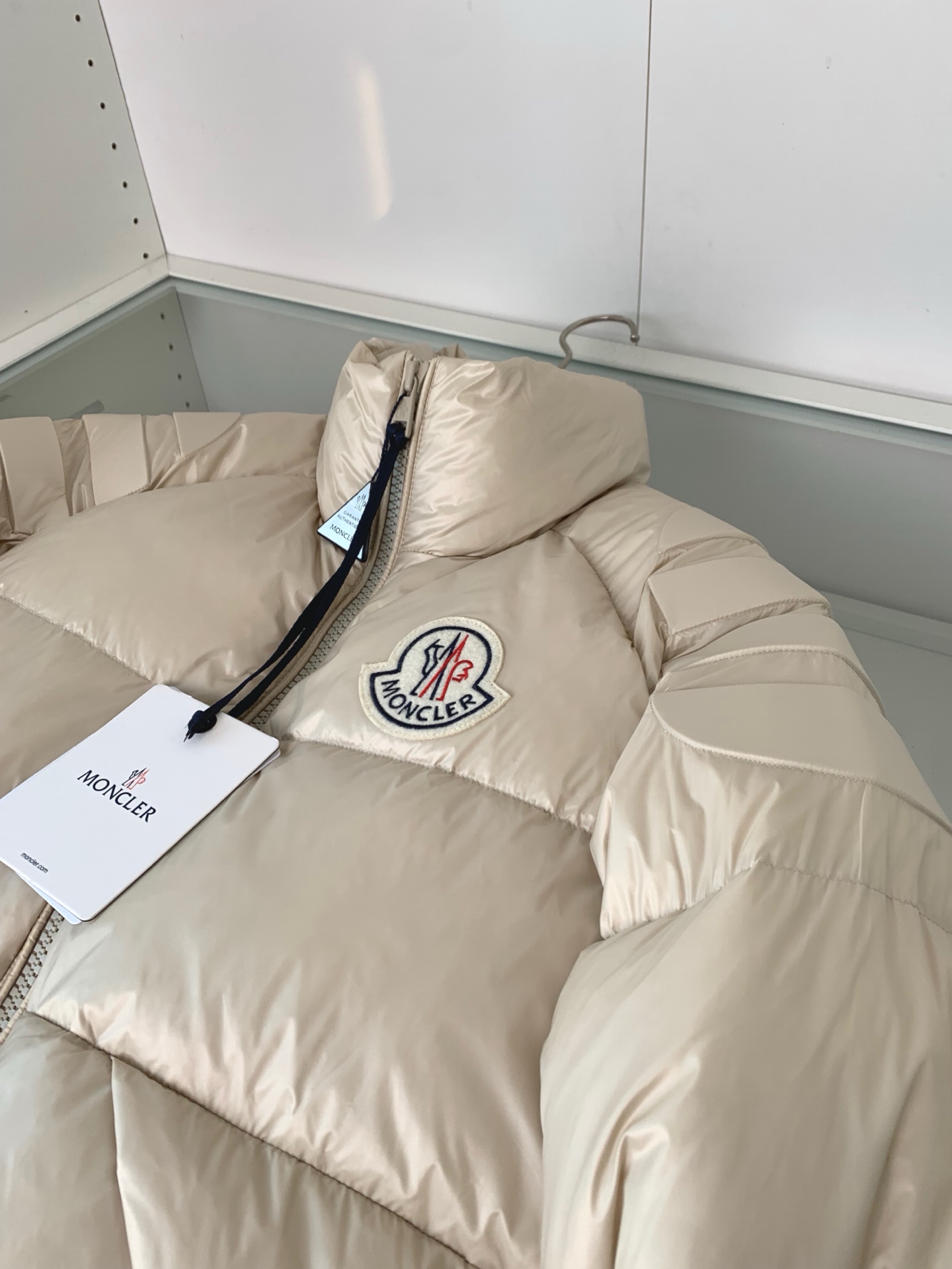 MON最新立领羽绒服 简约好看，时尚实用的基本款……韩国订单，90鹅绒填充蓬松保暖，经典logo徽章刺绣