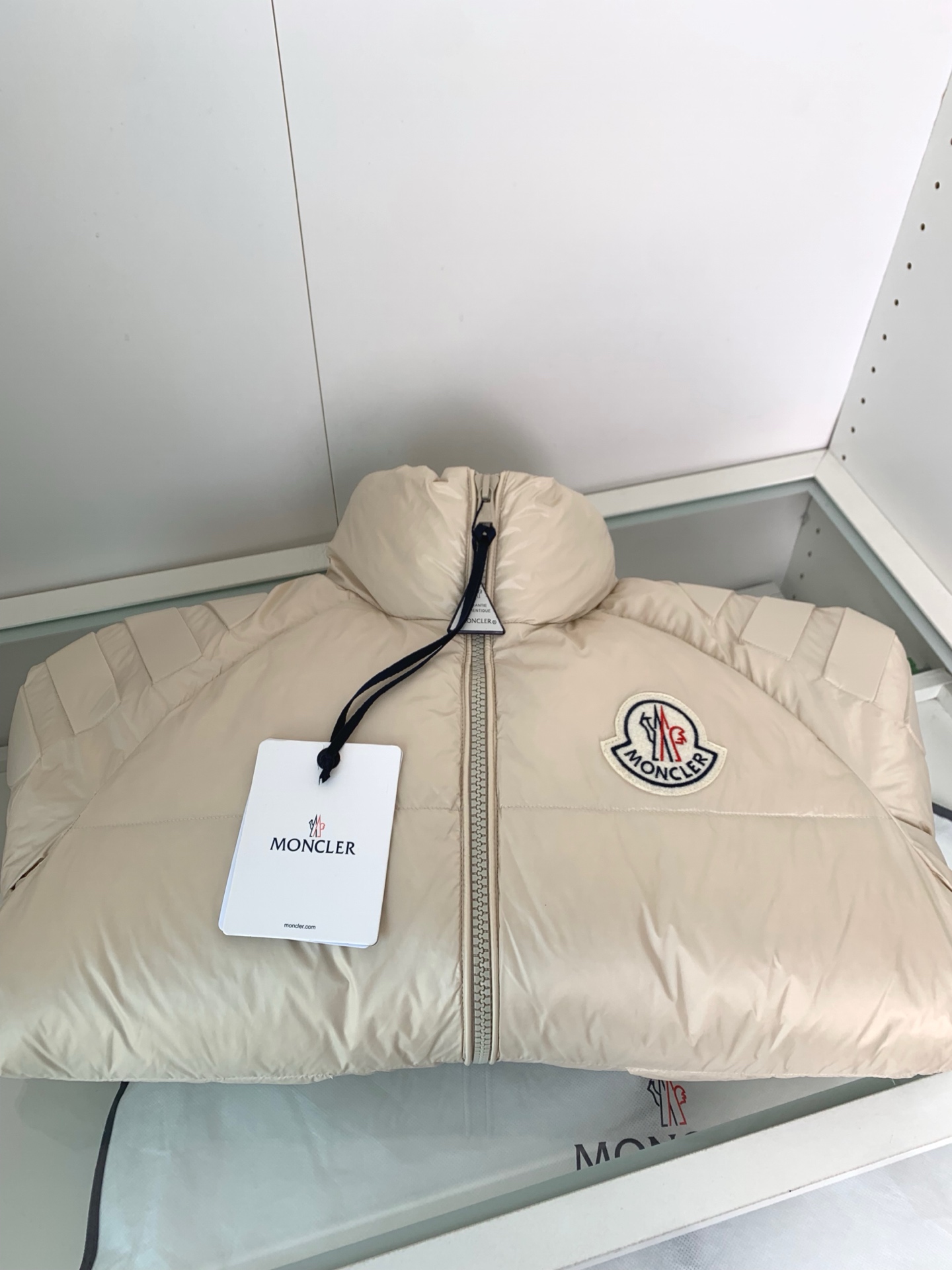 MON最新立领羽绒服 简约好看，时尚实用的基本款……韩国订单，90鹅绒填充蓬松保暖，经典logo徽章刺绣