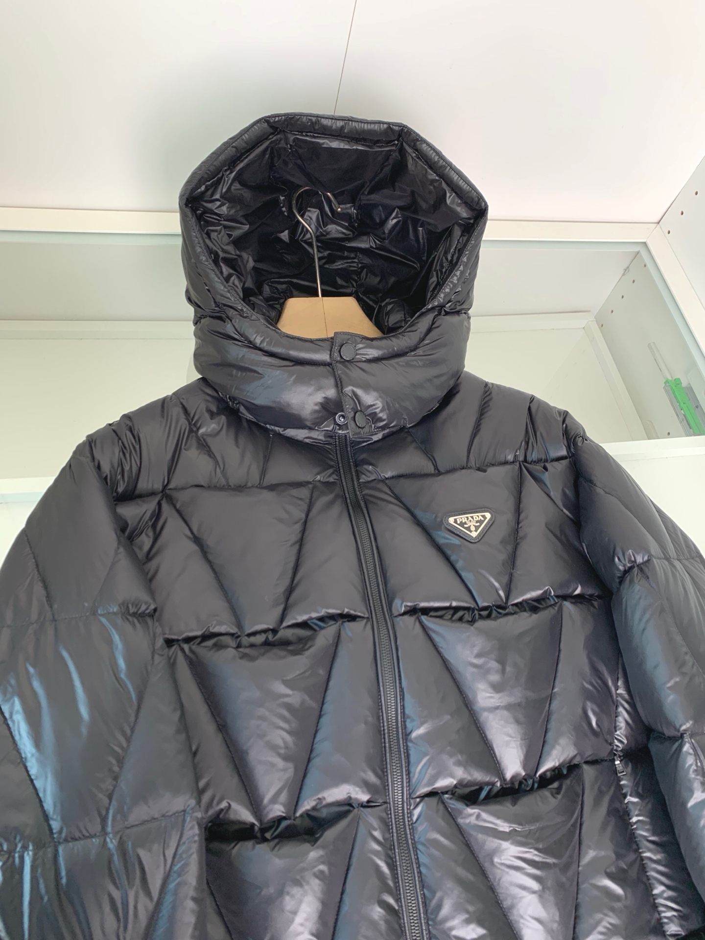 🆕P家25年冬季新款立领连帽羽绒服可脱卸连帽菱形阶梯羽绒服～客供定制拉链 胸口三角徽章点缀 前后用阶梯式