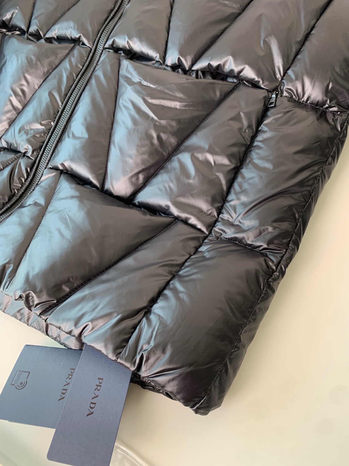 🆕P家25年冬季新款立领连帽羽绒服可脱卸连帽菱形阶梯羽绒服～客供定制拉链 胸口三角徽章点缀 前后用阶梯式